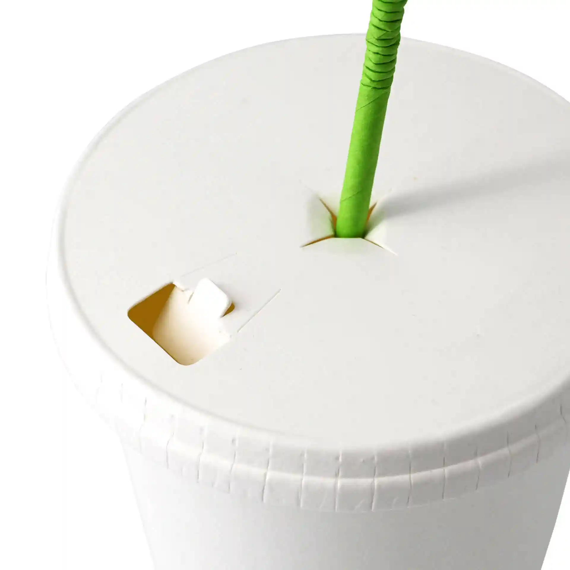 Witte papieren deksel met een gaatje voor een rietje en een kleine uitsparing, ontworpen voor een beker met een diameter van 81 mm.