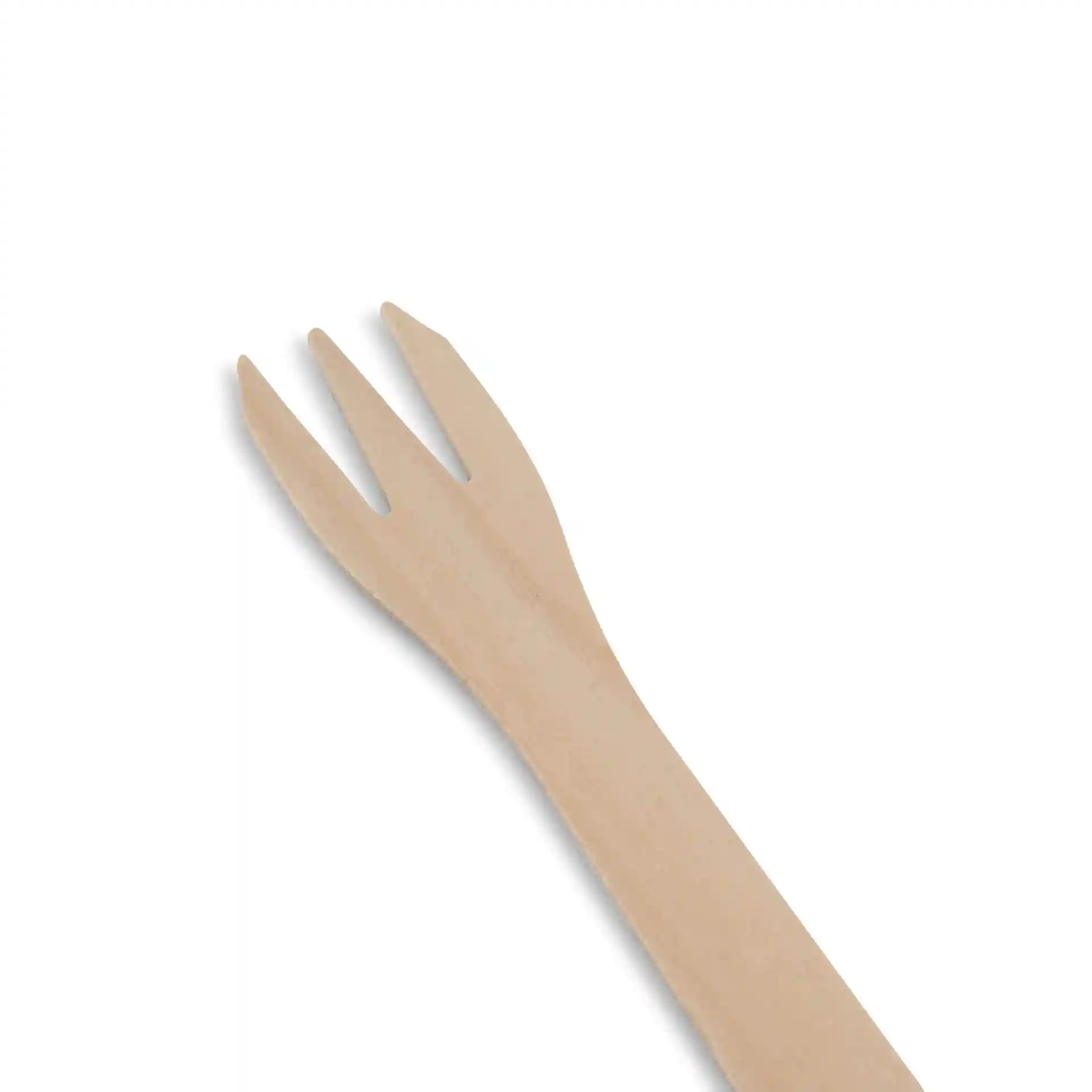 Houten chipvork met drie tanden, 17,5 cm lang, op een effen witte achtergrond.