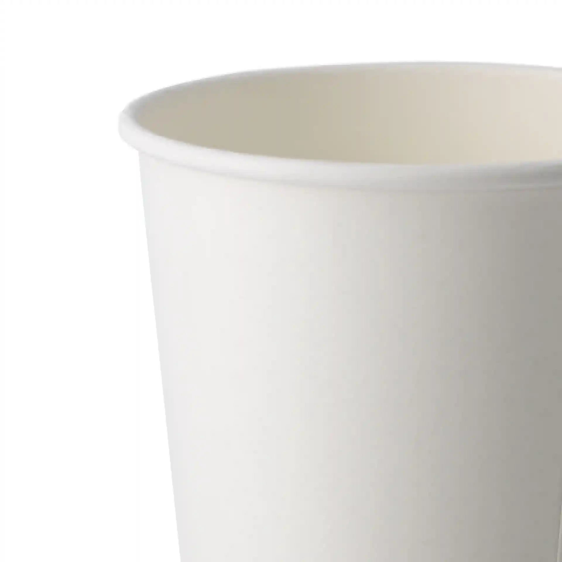 Witte papieren beker met enkele wand, 500 ml capaciteit en 90 mm diameter, toont de bovenrand en binnenkant.