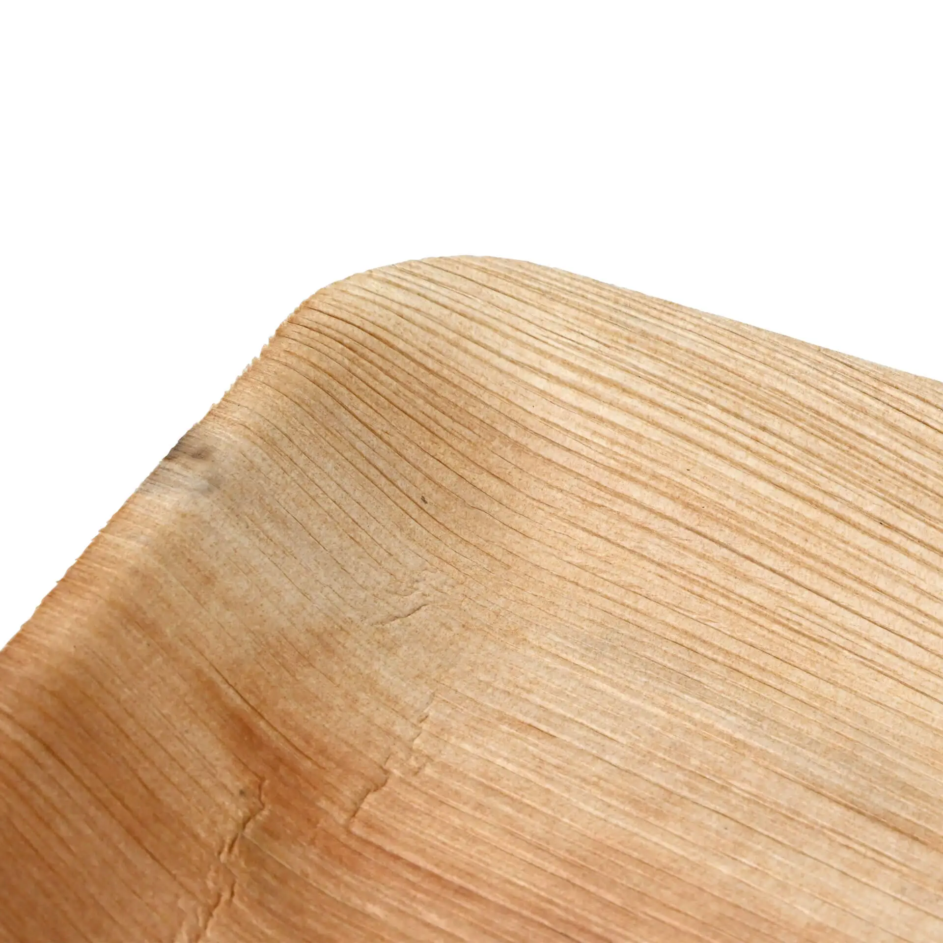 Close-up van een plat palmblad bord met een natuurlijke houtnerf, toont de gebogen rand en gladde oppervlakte.