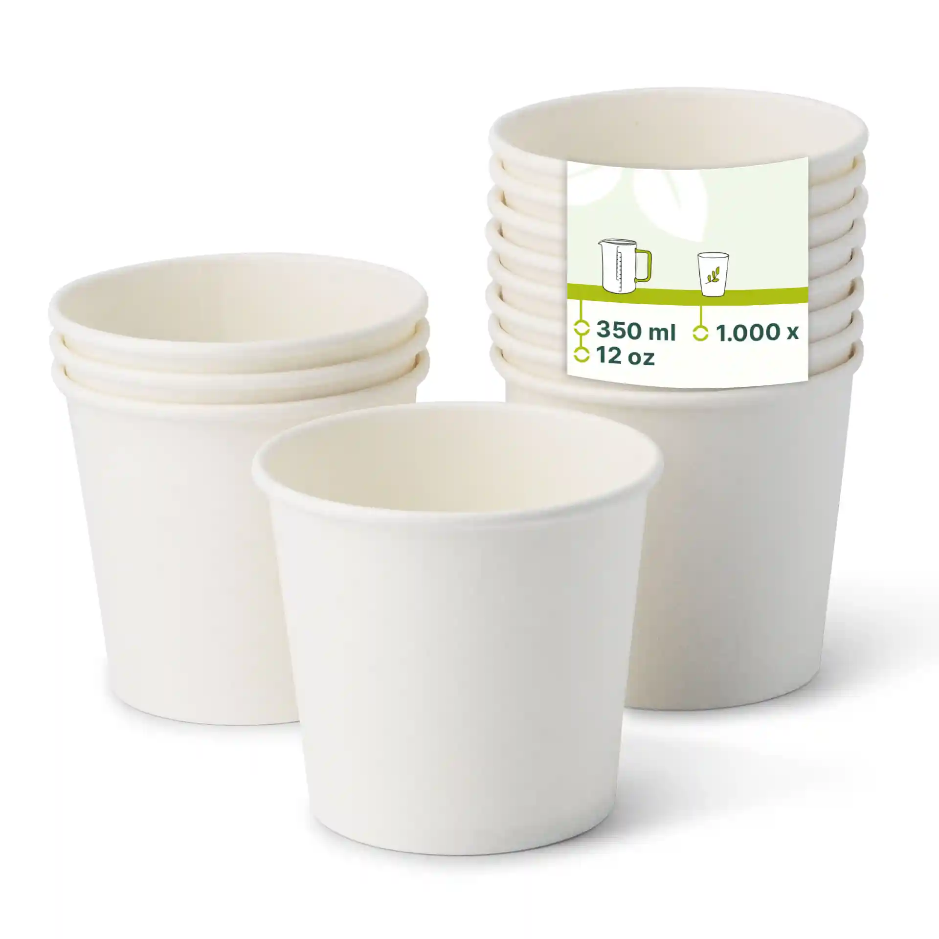 Stapel witte papieren ijsbekers met één beker vooraan, die een label met capaciteitsdetails toont.