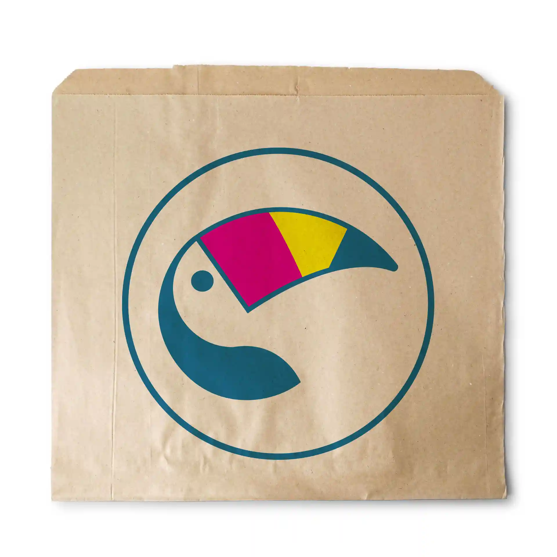 Bruine platte tas met een cirkelvormig ontwerp met een gestileerde toekan in teal, roze en gele kleuren.