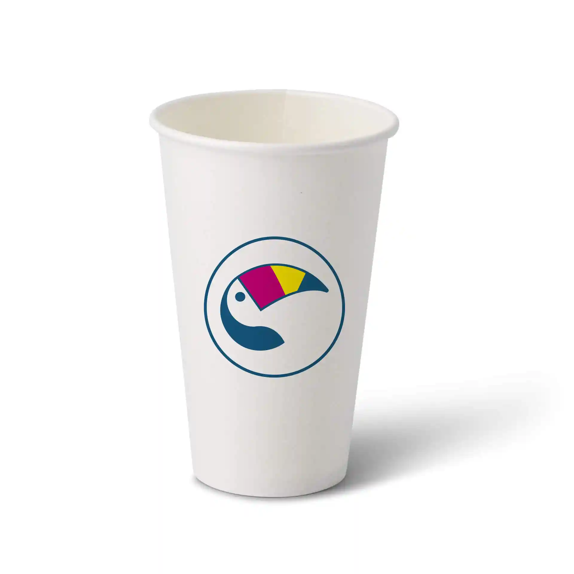 Witte papieren beker met een ronde vorm en een logo met een kleurrijk toekanontwerp.