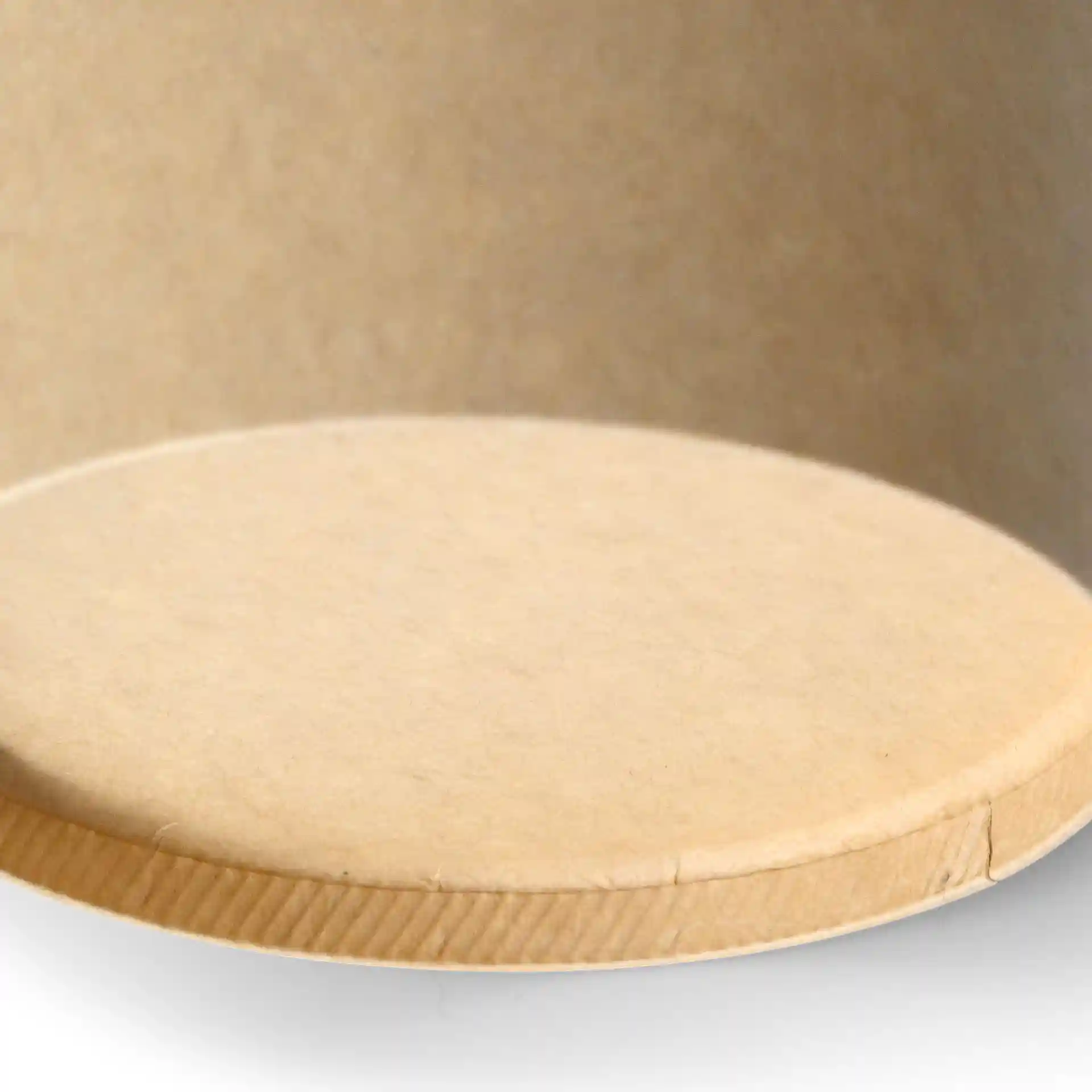 Bruine kartonnen soepbeker met een ronde basis, toont de onderkant en randdetails.