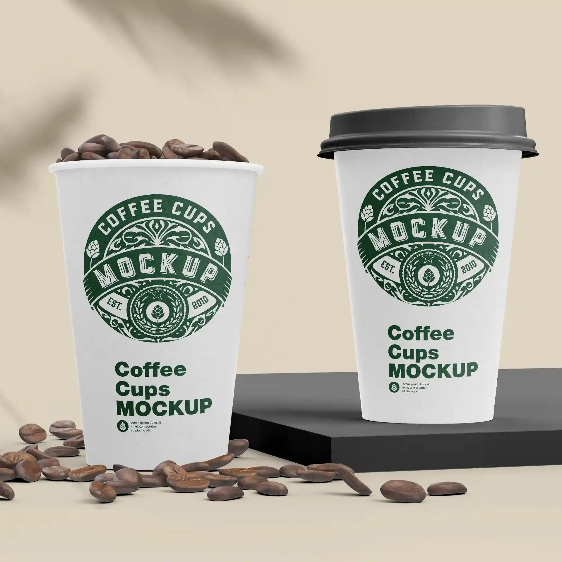 Mockup van twee witte papieren bekers met groen logo, één met deksel, omringd door koffiebonen op een zwarte ondergrond.