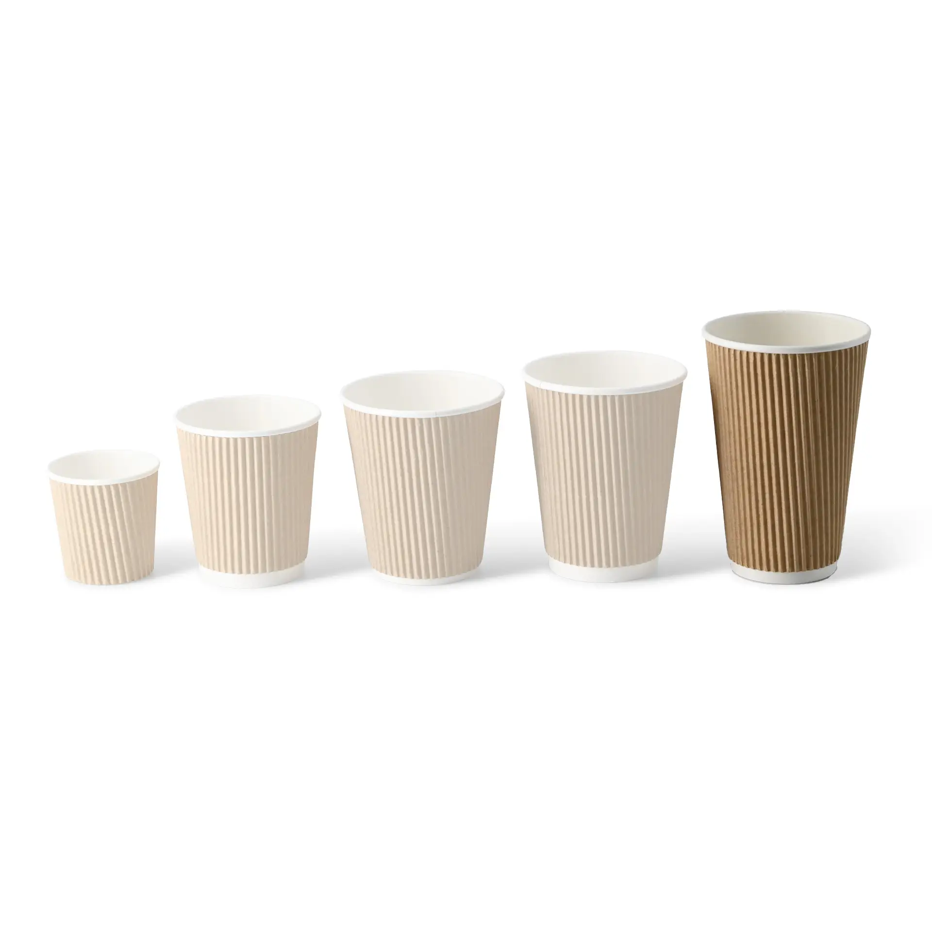 Afbeelding van vijf geribbelde bekers in verschillende maten, in beige en bruin, op een effen achtergrond.