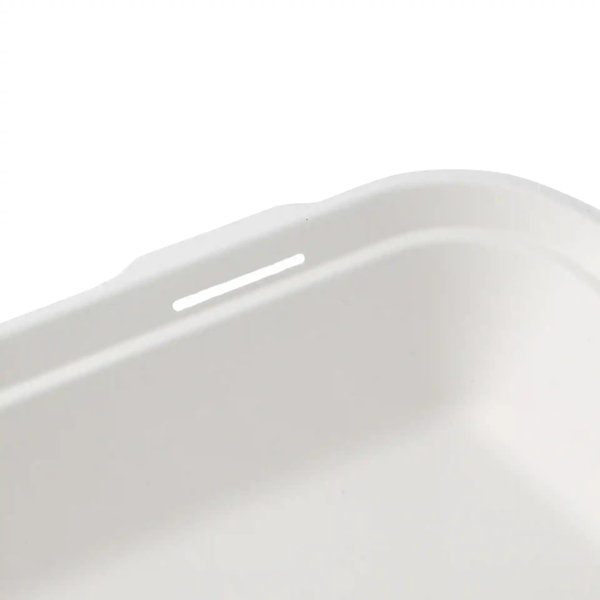 Close-up van een witte rechthoekige suikerrietcontainer met een scharnierende deksel en een kleine gleuf aan de rand.