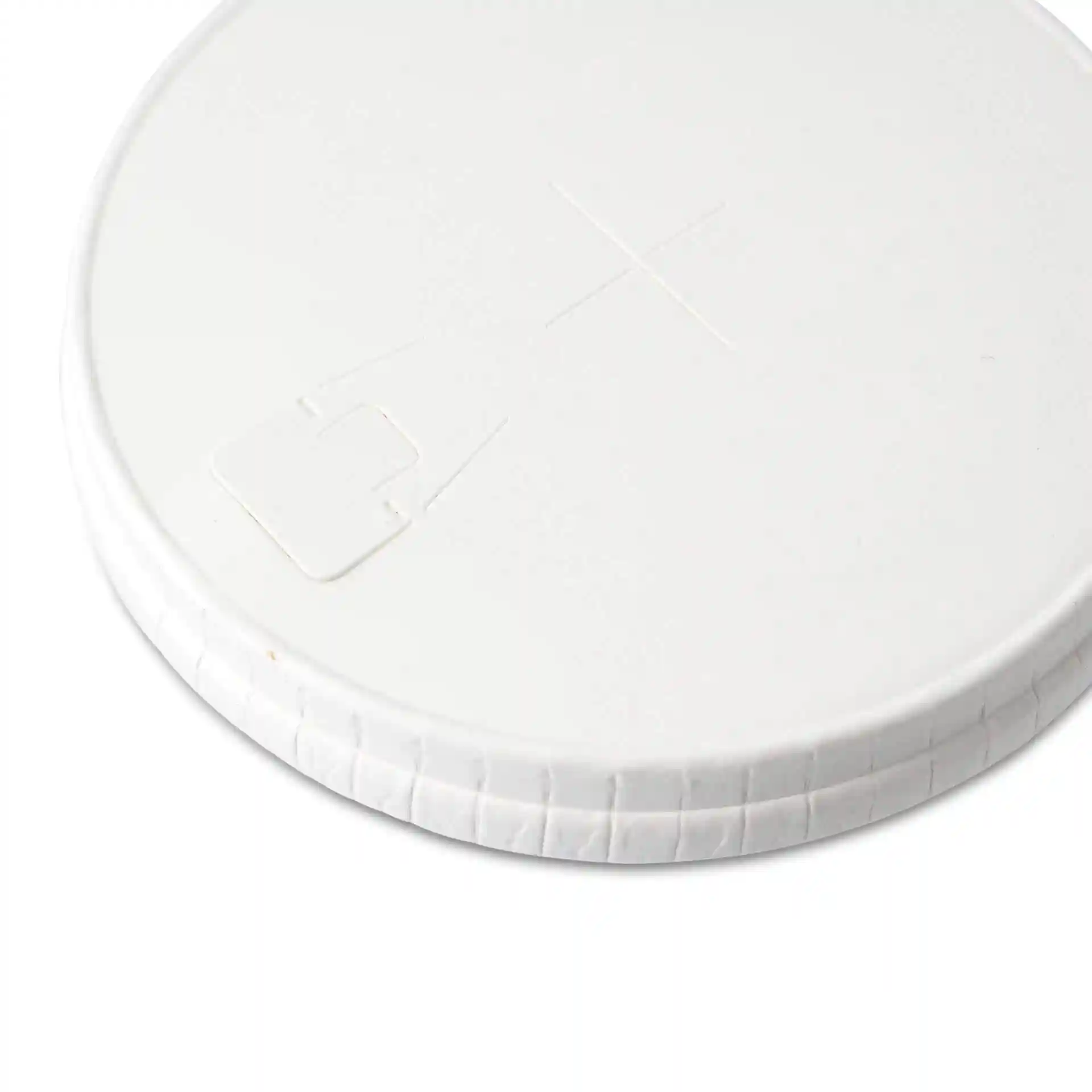 Witte papieren deksel met een diameter van 81 mm, met een drink- en rietjesgat en een gestructureerde rand.