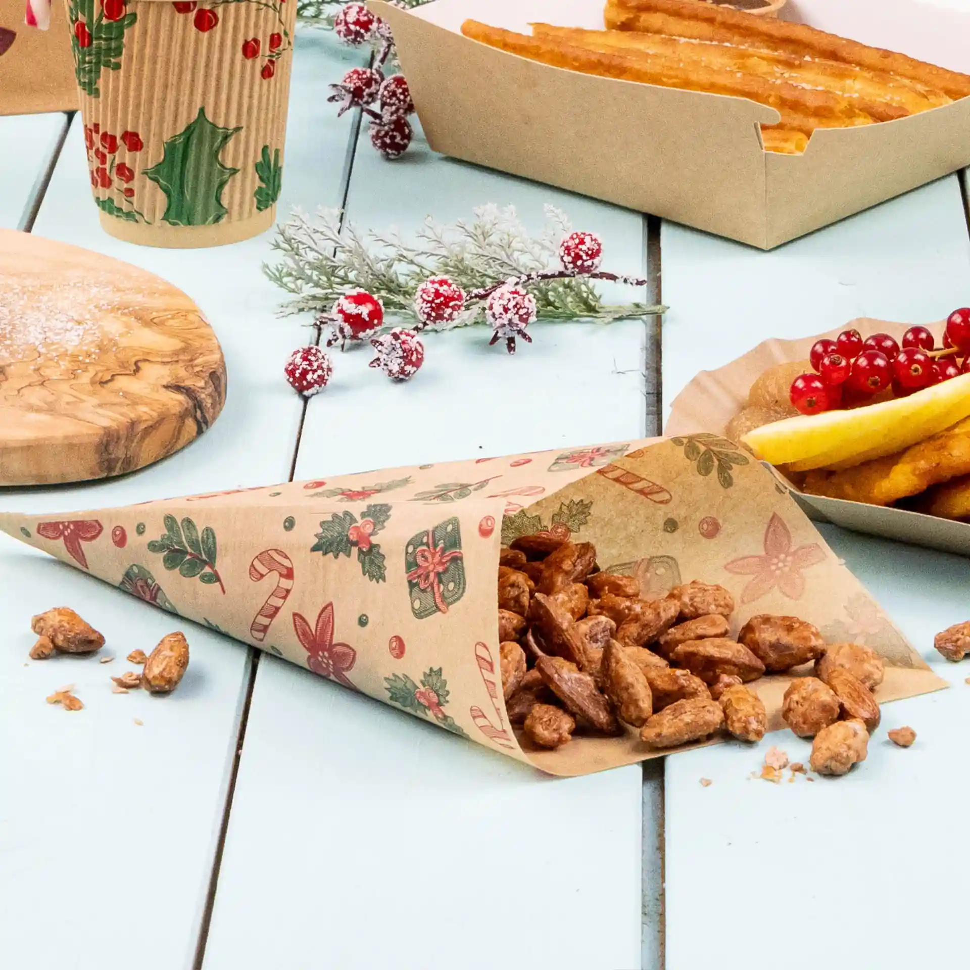 Bruine vetvrije tas met winterontwerp, gevuld met noten, op een lichtblauwe ondergrond met voedsel en decoraties.