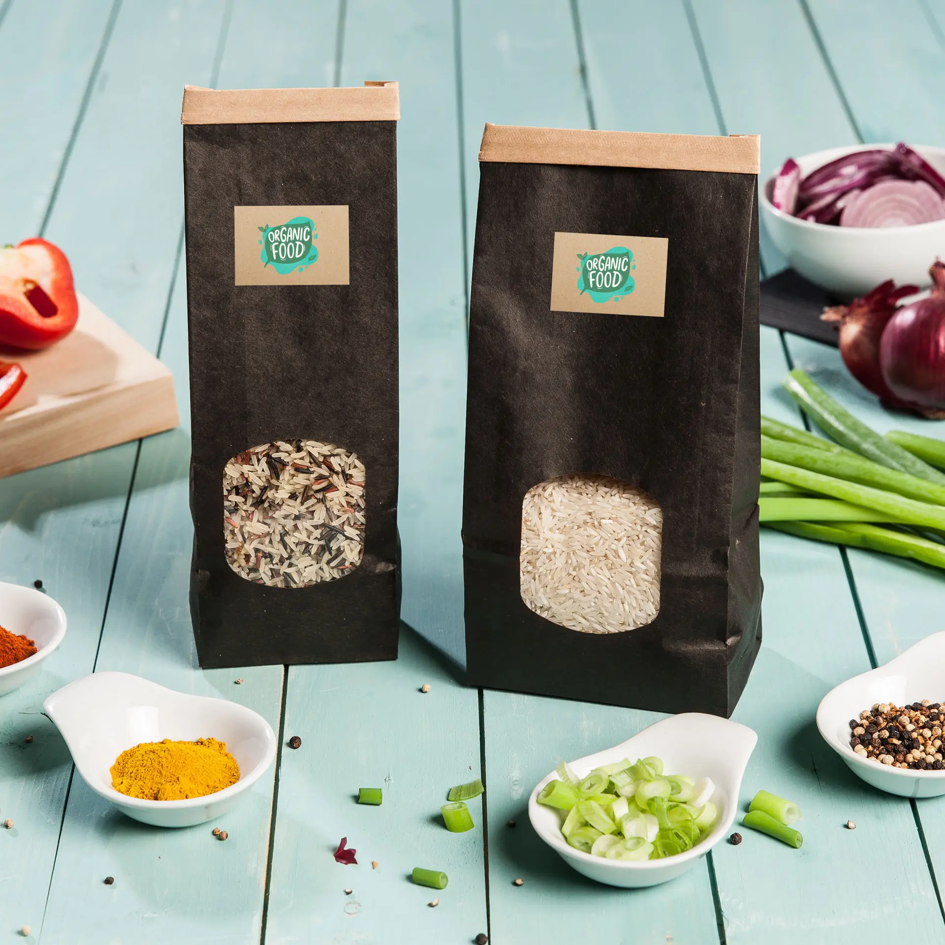 Twee zakken rijst op een houten tafel, eentje met gemengde granen en de ander met witte rijst, omringd door kommen met specerijen en groenten.