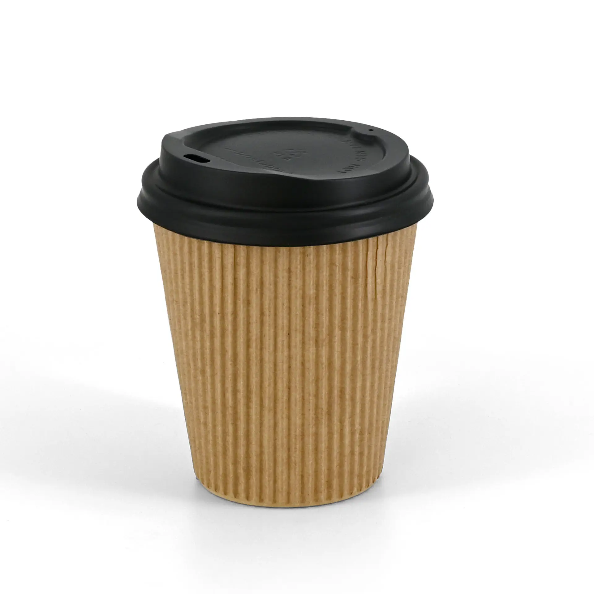 Bruine geribbelde wegwerp-koffiebeker met een zwarte deksel, ontworpen voor warme dranken.