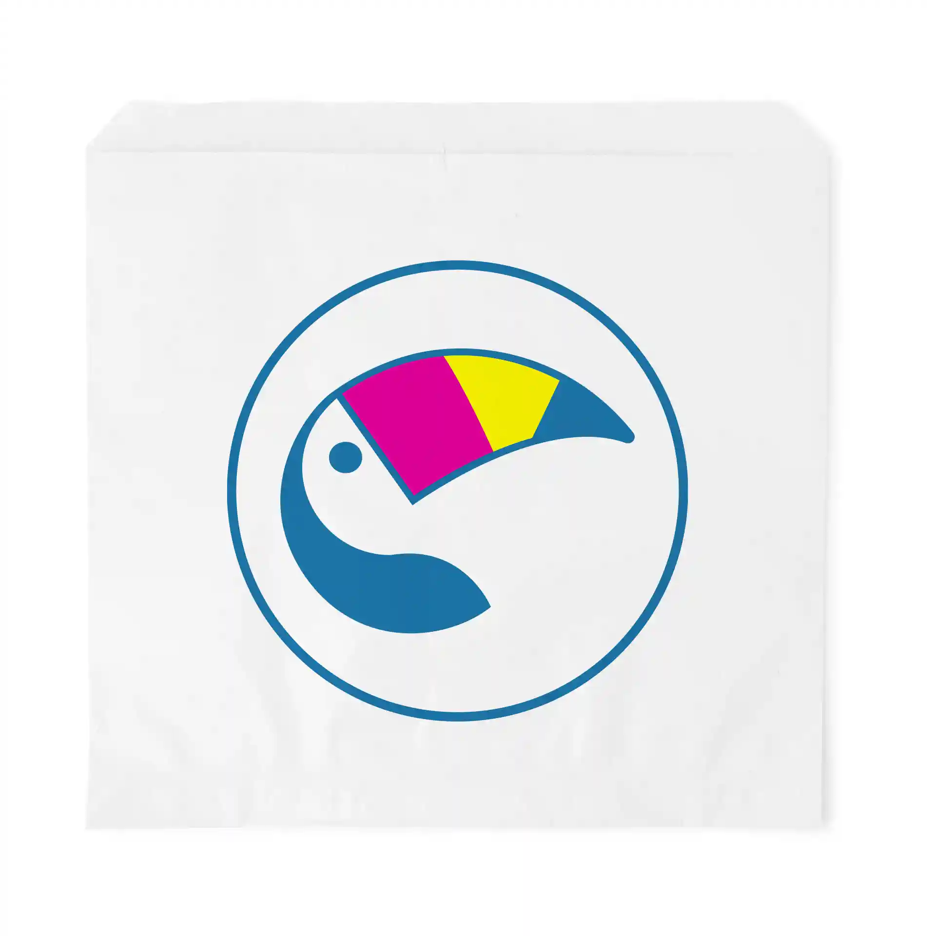 Witte platte tas met een rond blauw logo en een gestileerde vogel in roze, geel en blauw.