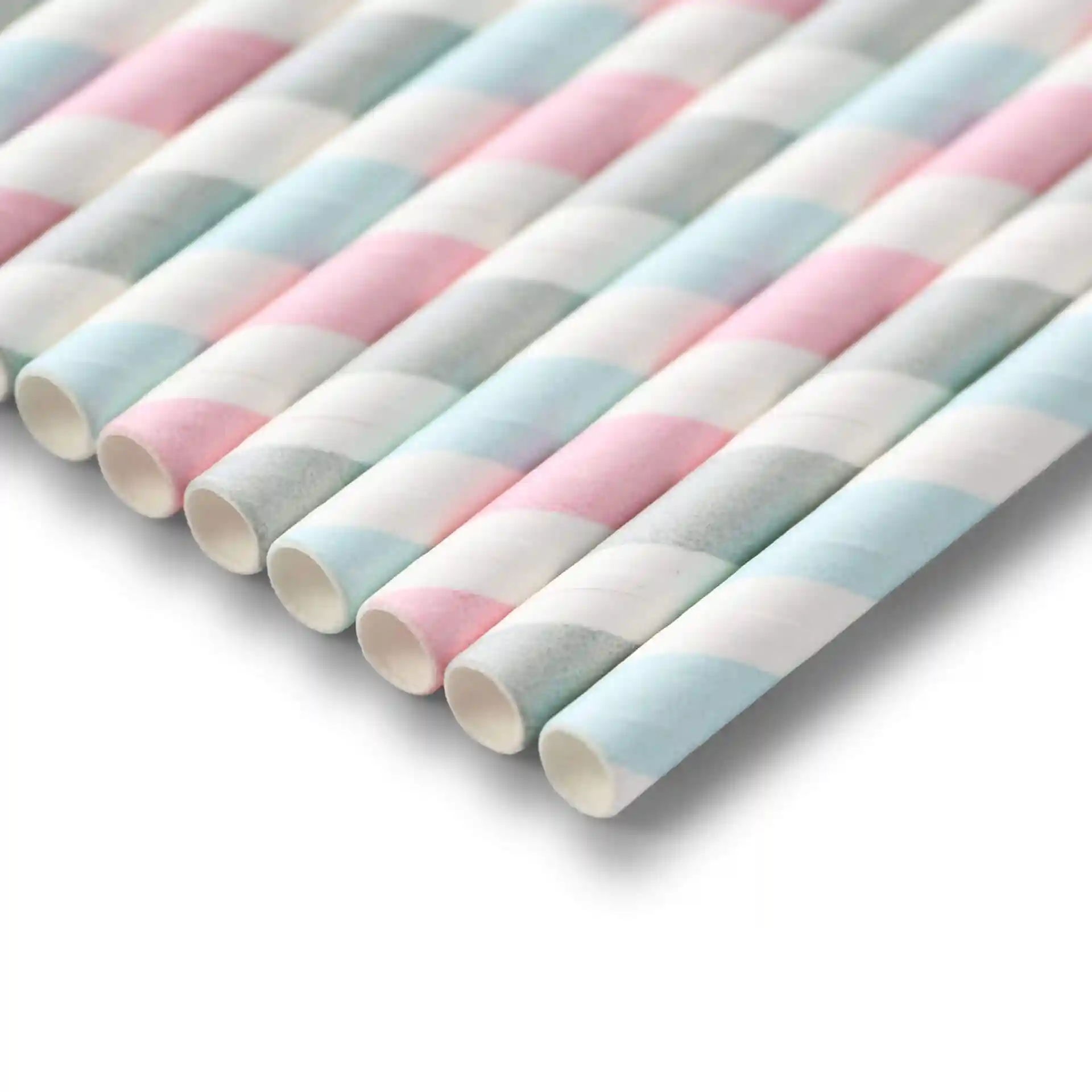Pastelgestreepte papieren rietjes, 20 cm lang en 0,6 cm in diameter, in een rij gerangschikt.