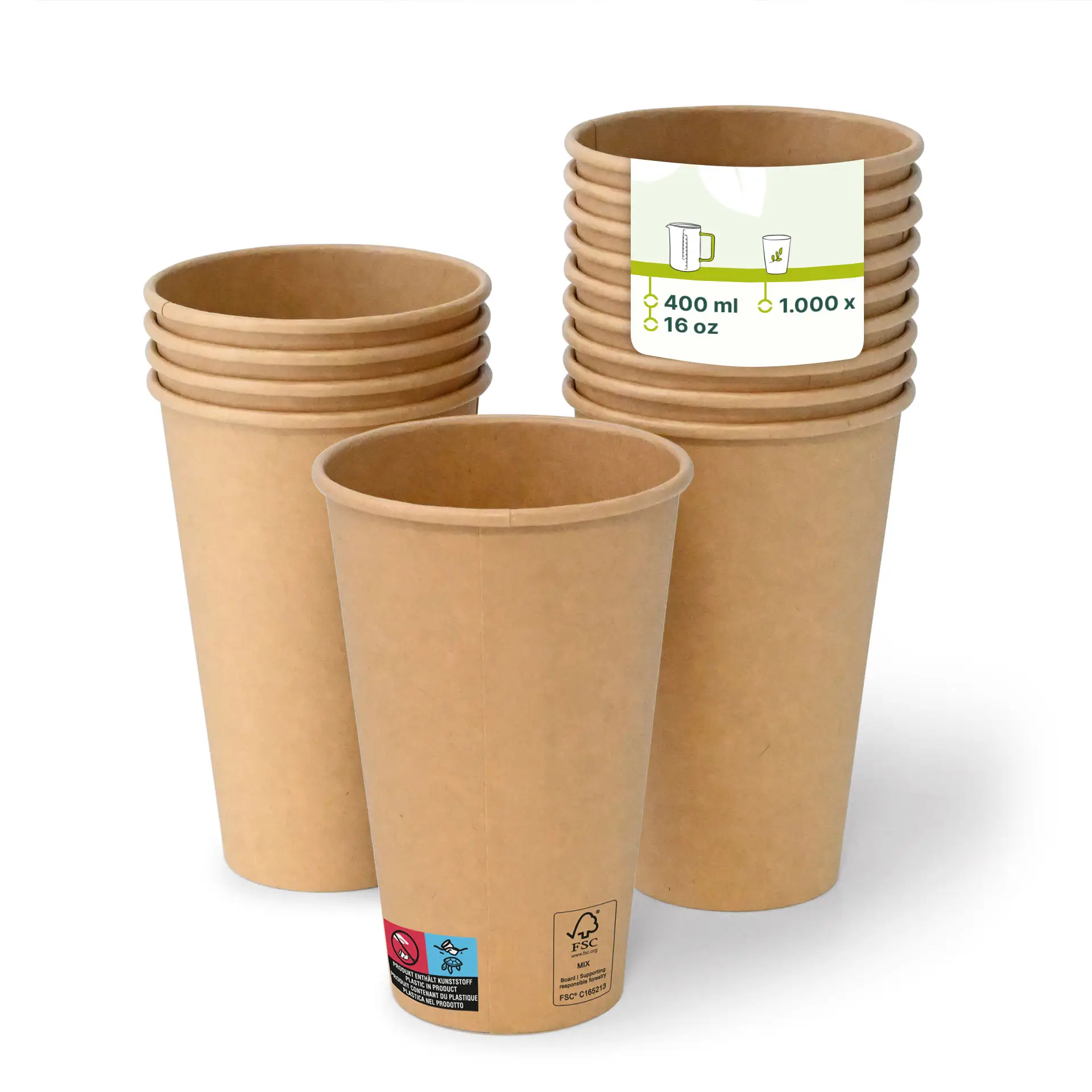 Een bruine papieren beker (16 oz) scherpgesteld, met verschillende andere erachter; met een PE-coating en een label met productdetails.