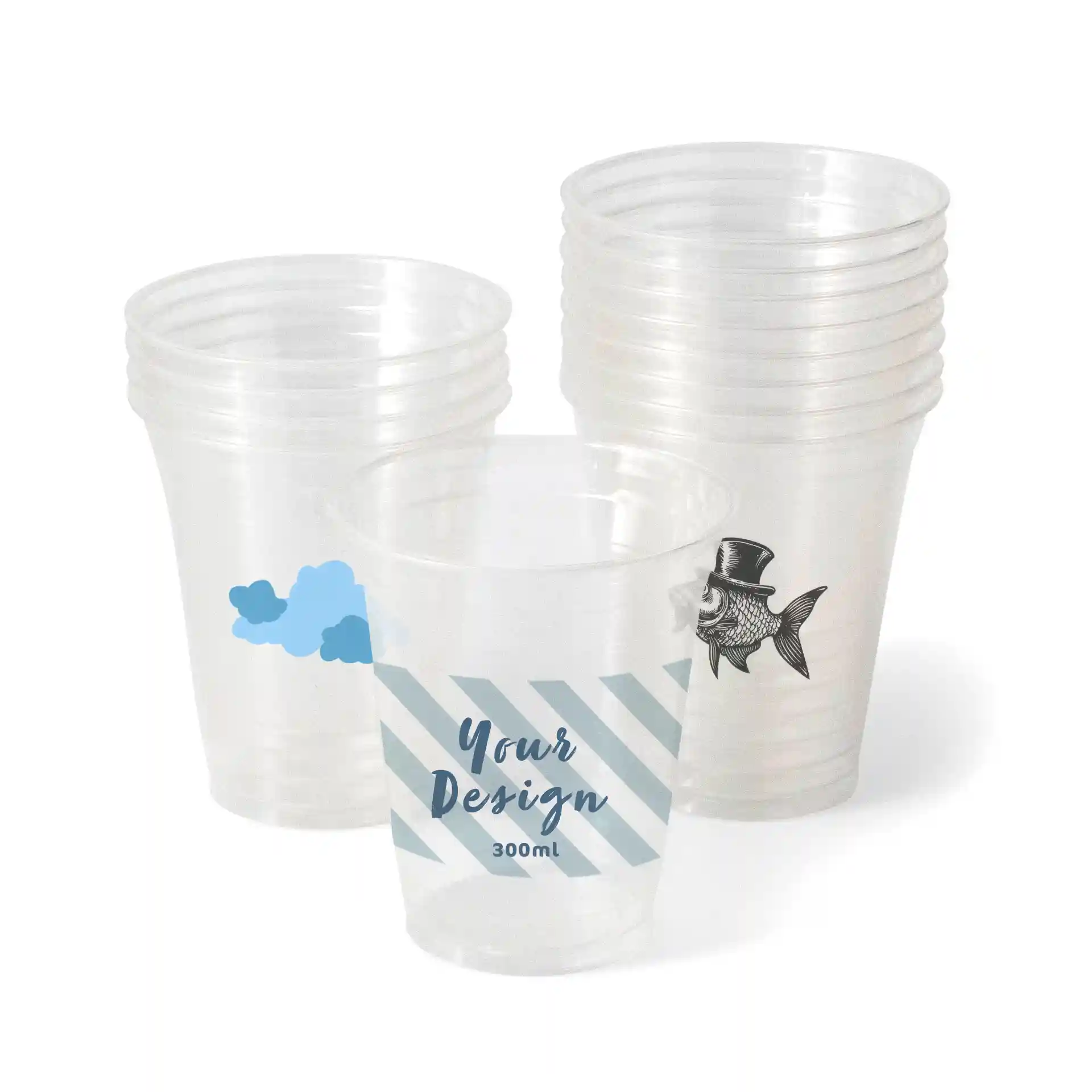 Heldere plastic bekers met verschillende ontwerpen, waaronder wolken en vissen, gestapeld, 300 ml capaciteit.