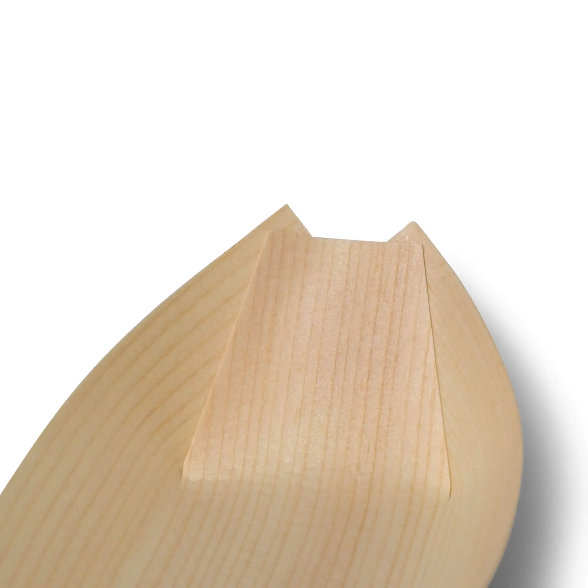 Close-up van de punt van een houten, bootvormig voorwerp met een vlakke kant en een gladde oppervlakte.
