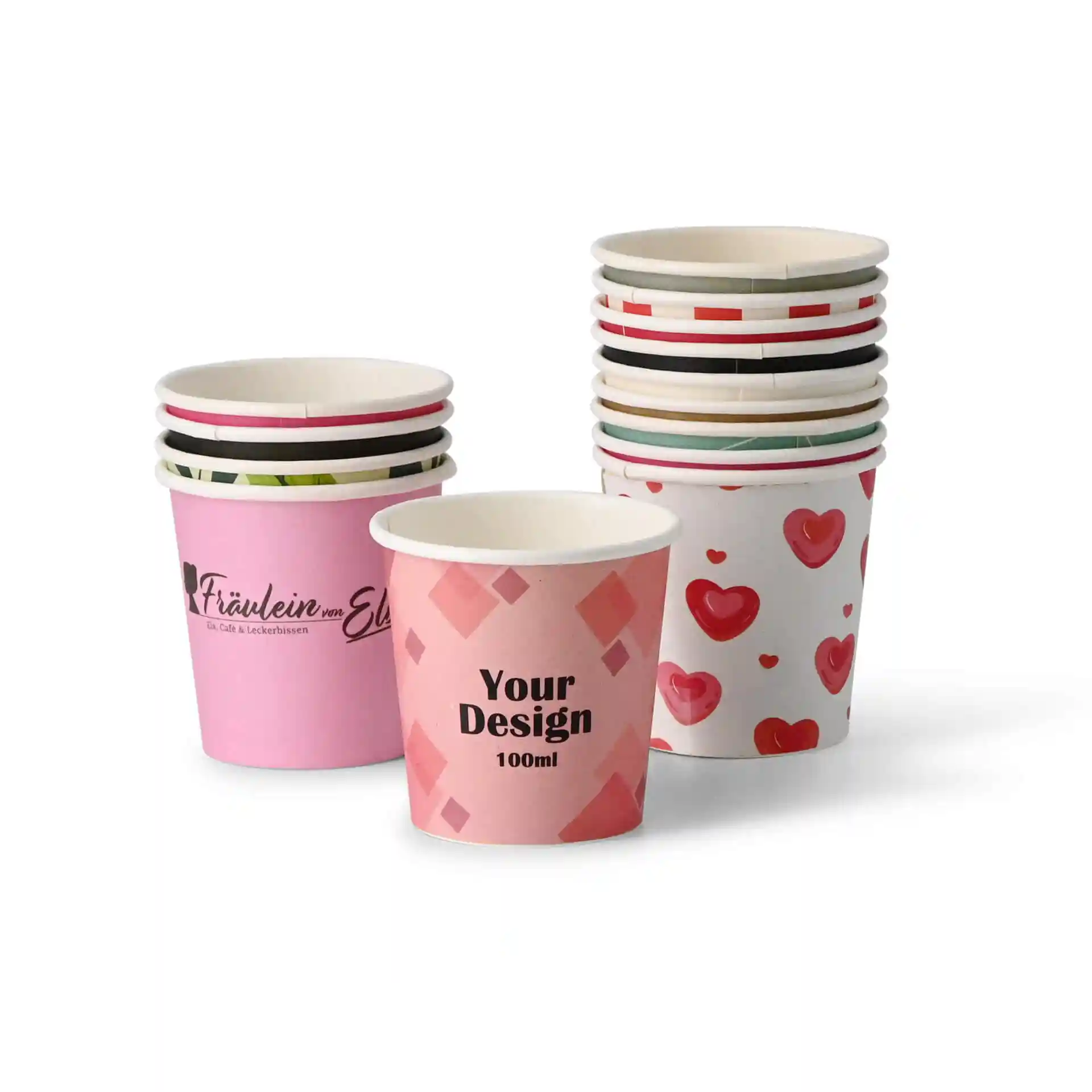 Stapeltje decoratieve bekers in verschillende ontwerpen, waaronder een roze beker met een diamanten patroon en harten.