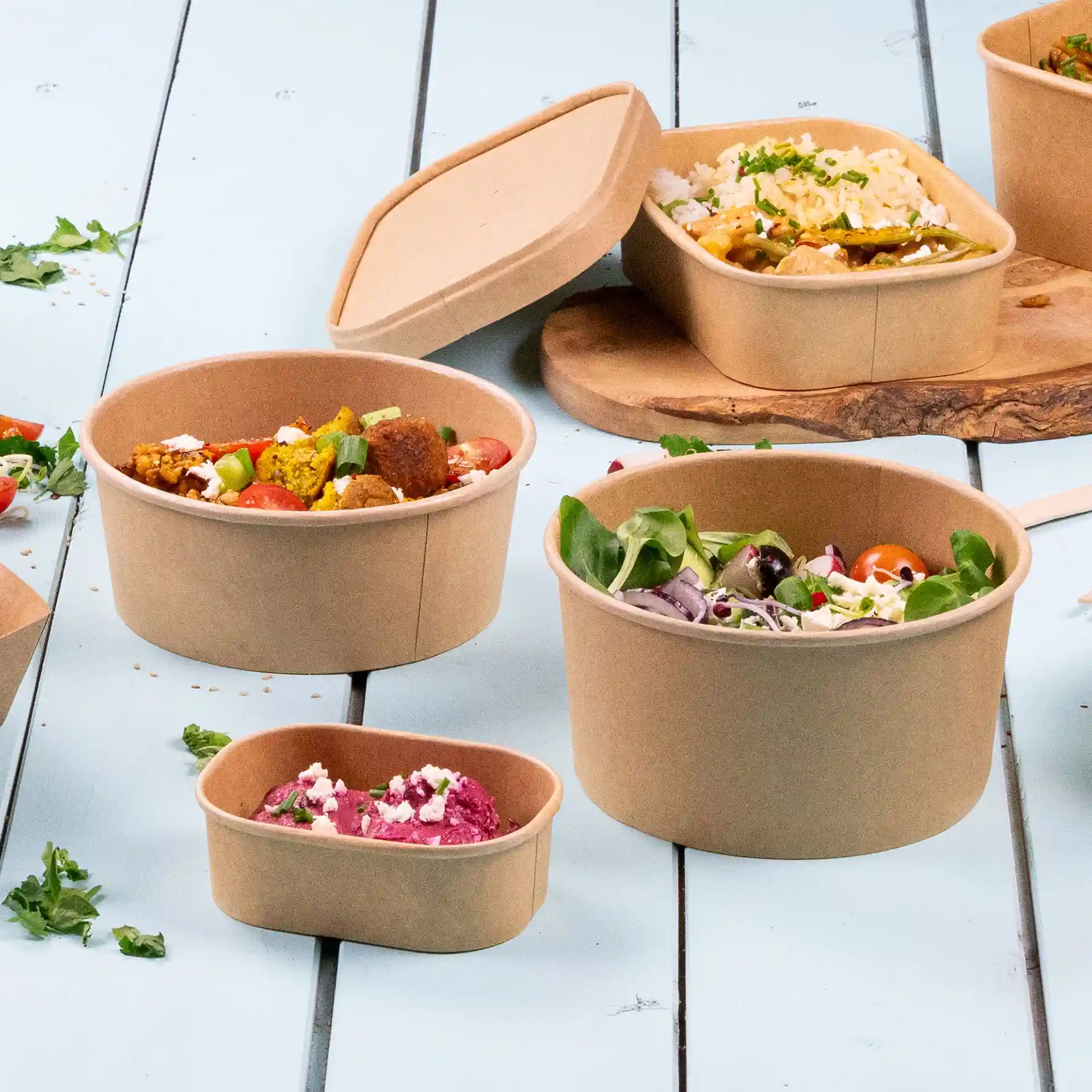 Ronde bruine papieren kommen met milieuvriendelijke coating, in verschillende maten, weergegeven op een lichtblauwe ondergrond.