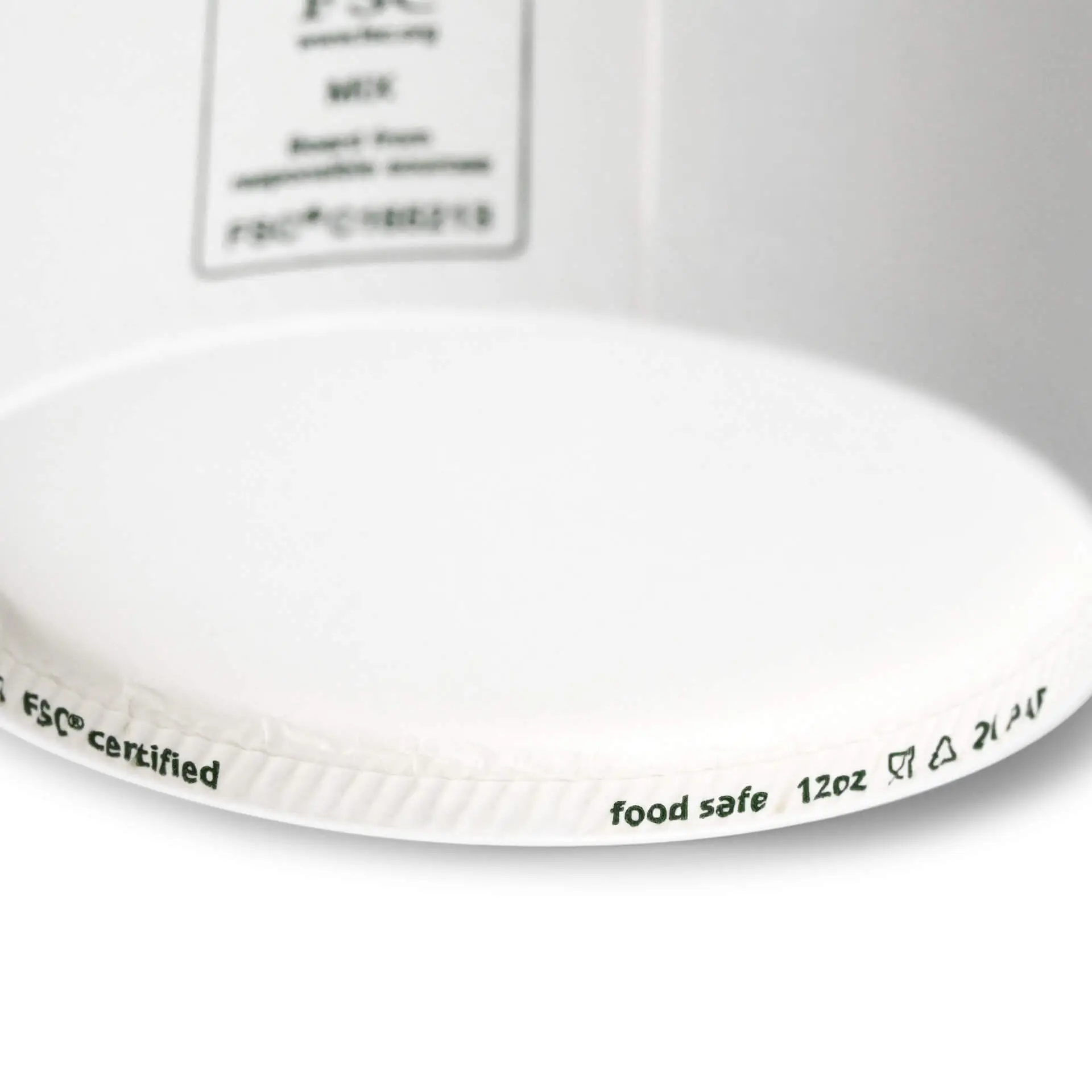 Witte papieren ijsbeker met een diameter van 92 mm en markeringen op de bodem voor voedselveiligheid en volume.