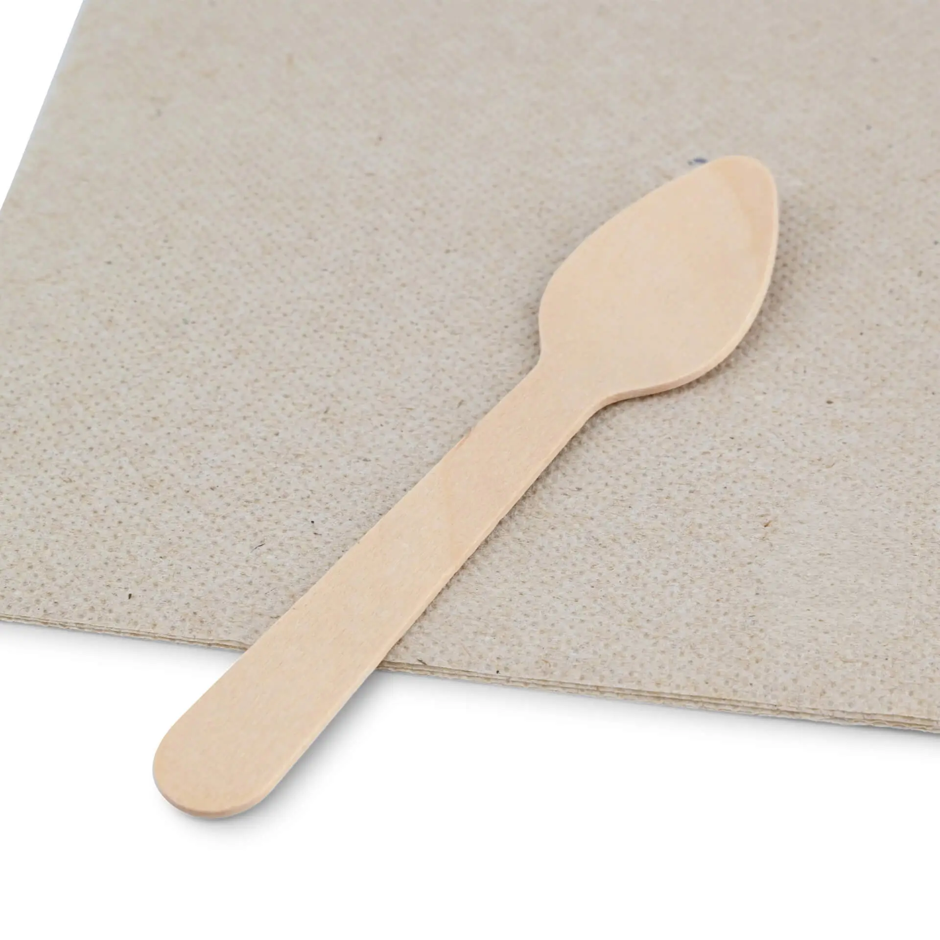 Houten espresso lepel, 11 cm lang, geplaatst op een gestructureerde bruine ondergrond met een recycling symbool in de buurt.