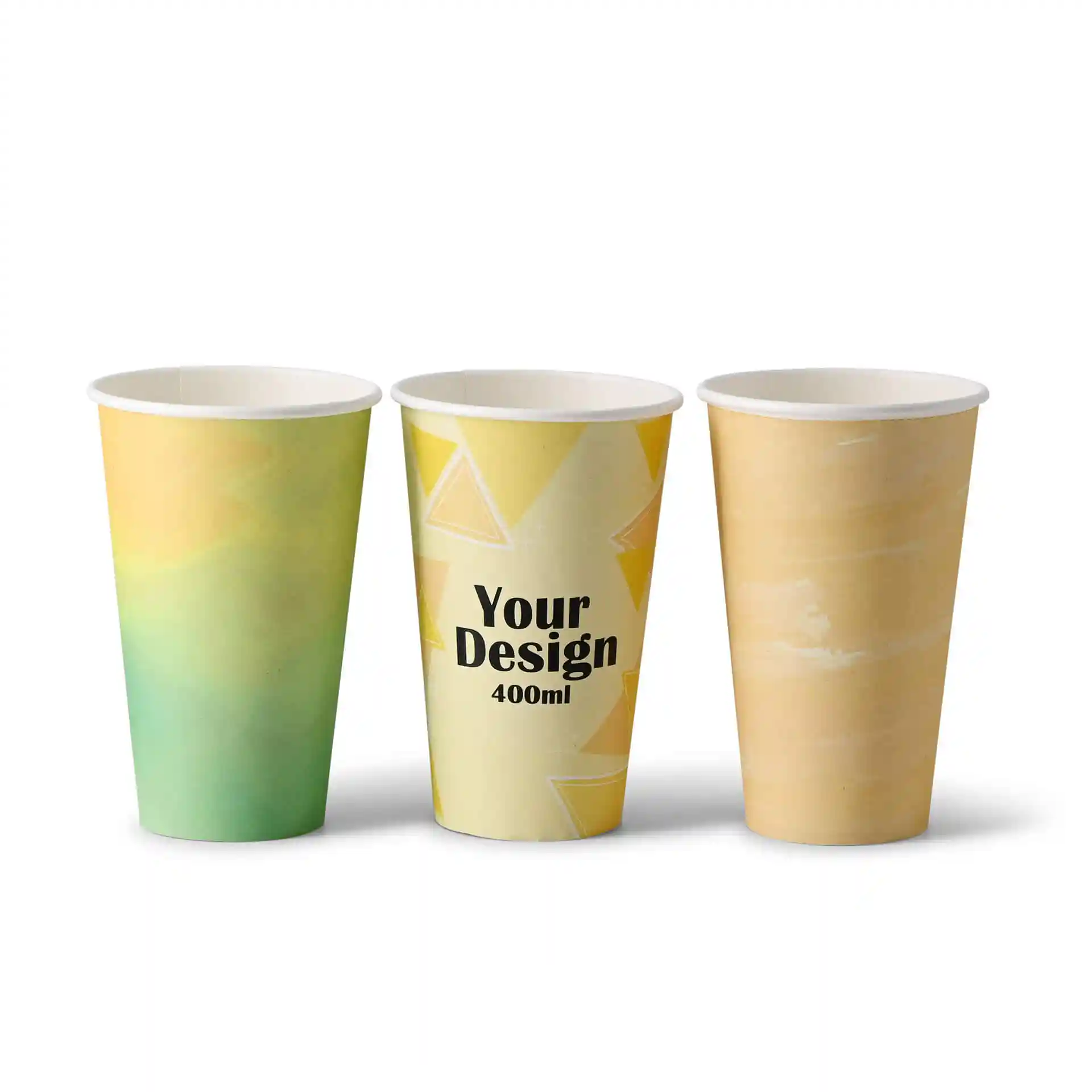 Afbeelding van drie papieren bekers met verschillende ontwerpen: één groene gradient, één met geometrische vormen en één beige. Elke beker heeft een inhoud van 400 ml.