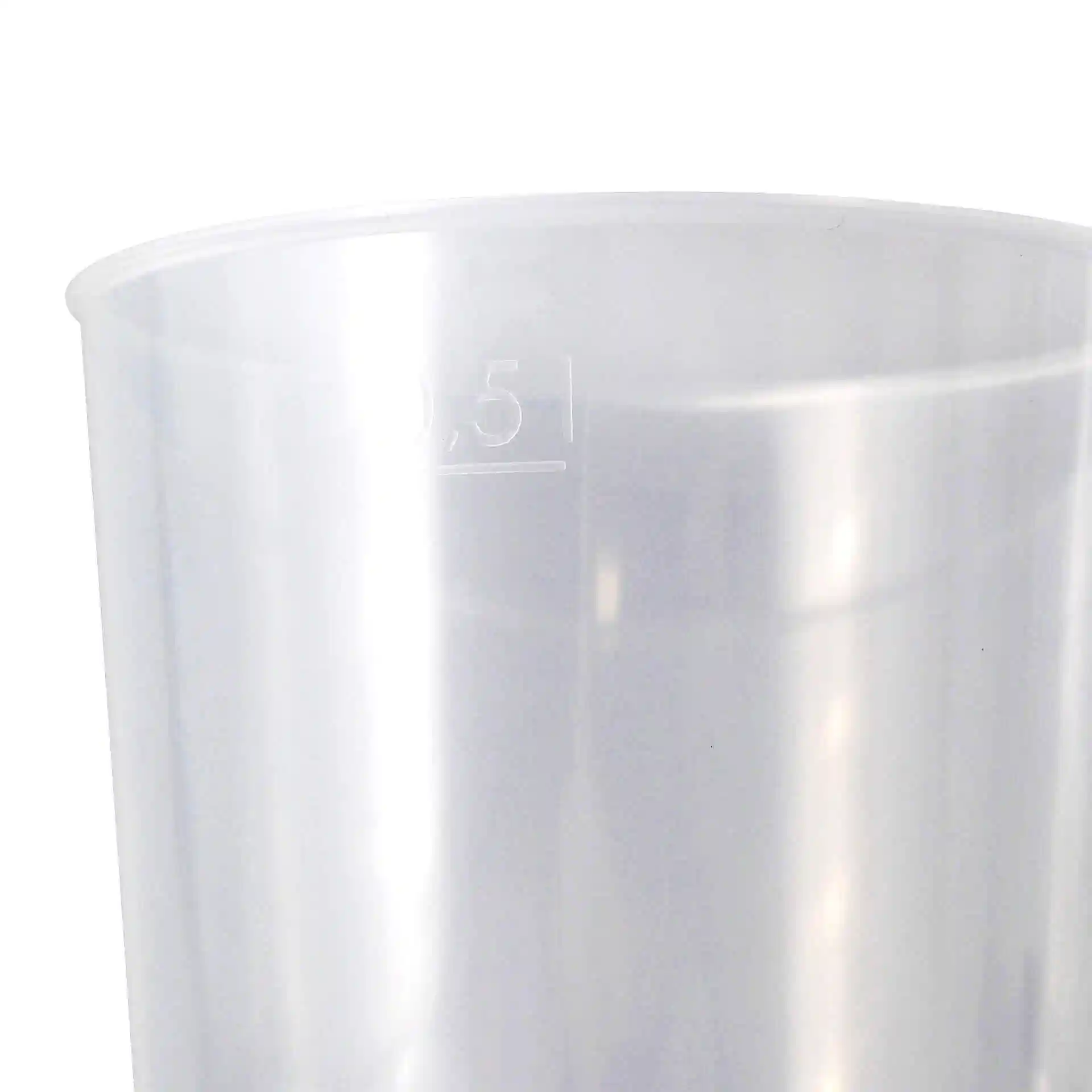 Duidelijke herbruikbare beker met een hoogte van 136 mm en een diameter van 90 mm, met een maatstreep voor 500 ml.