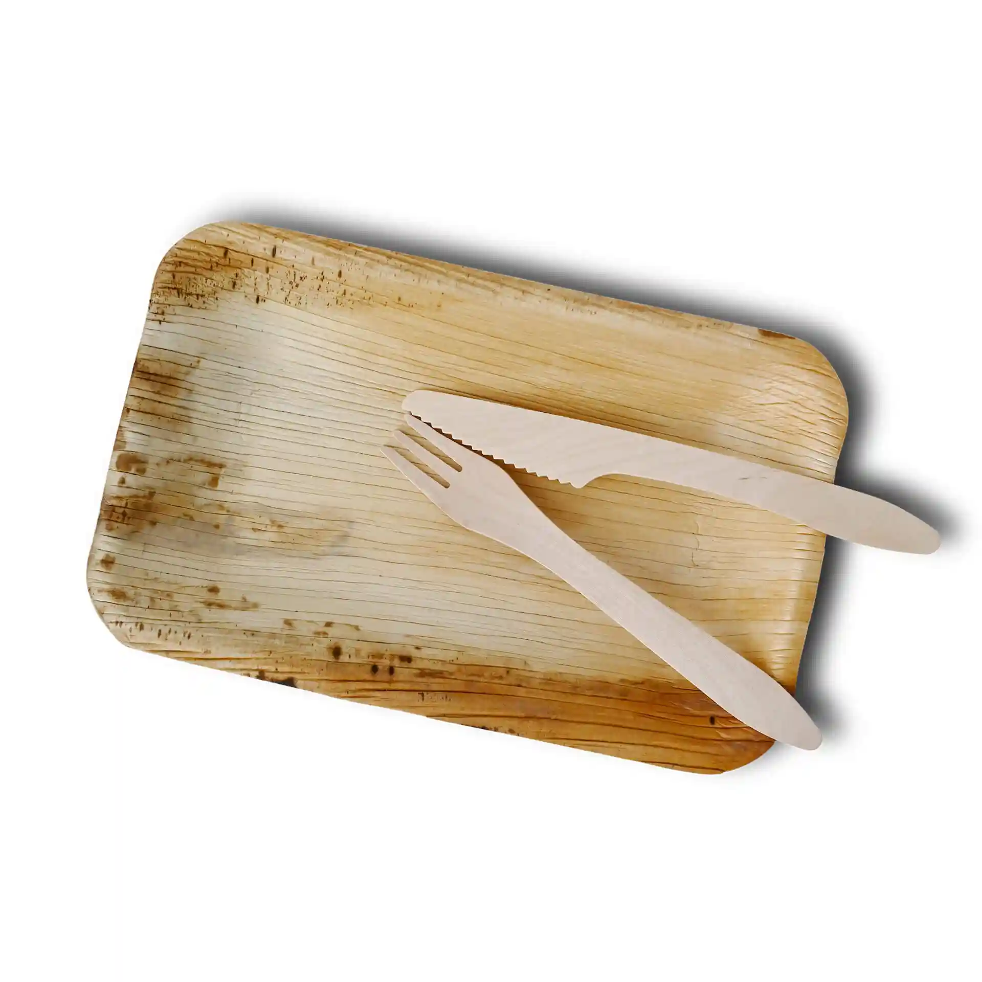 Rechthoekig bord van palmblad met een korrelstructuur, vergezeld van een houten vork en mes.
