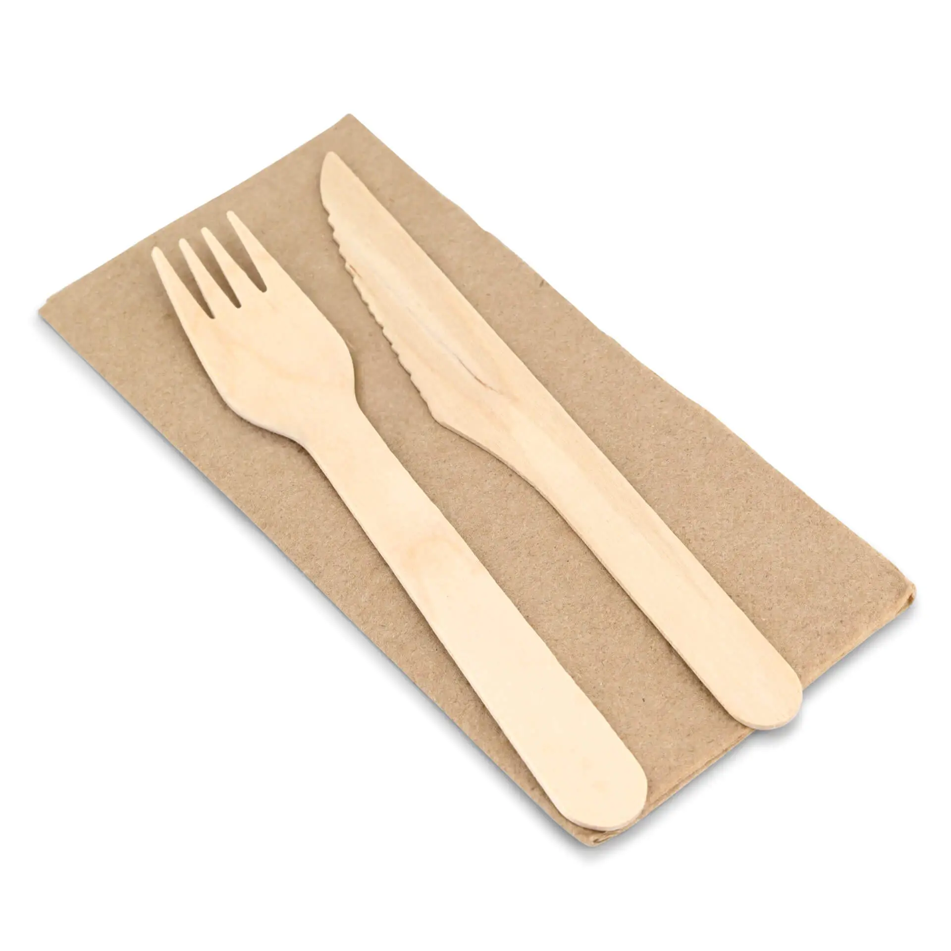 Set van houten bestek met een vork en mes op een rechthoekige ongebleekte papieren servet.