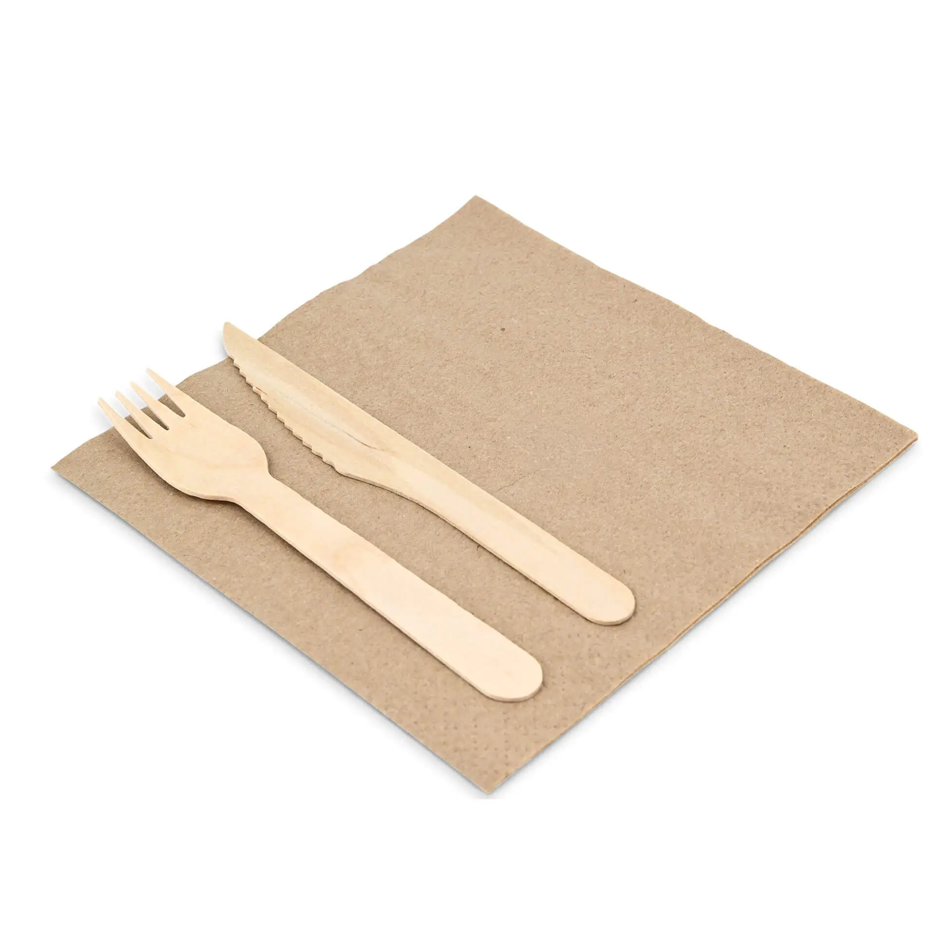 Set van houten bestek met een vork en mes op een vierkante ongebleekte papieren servet.
