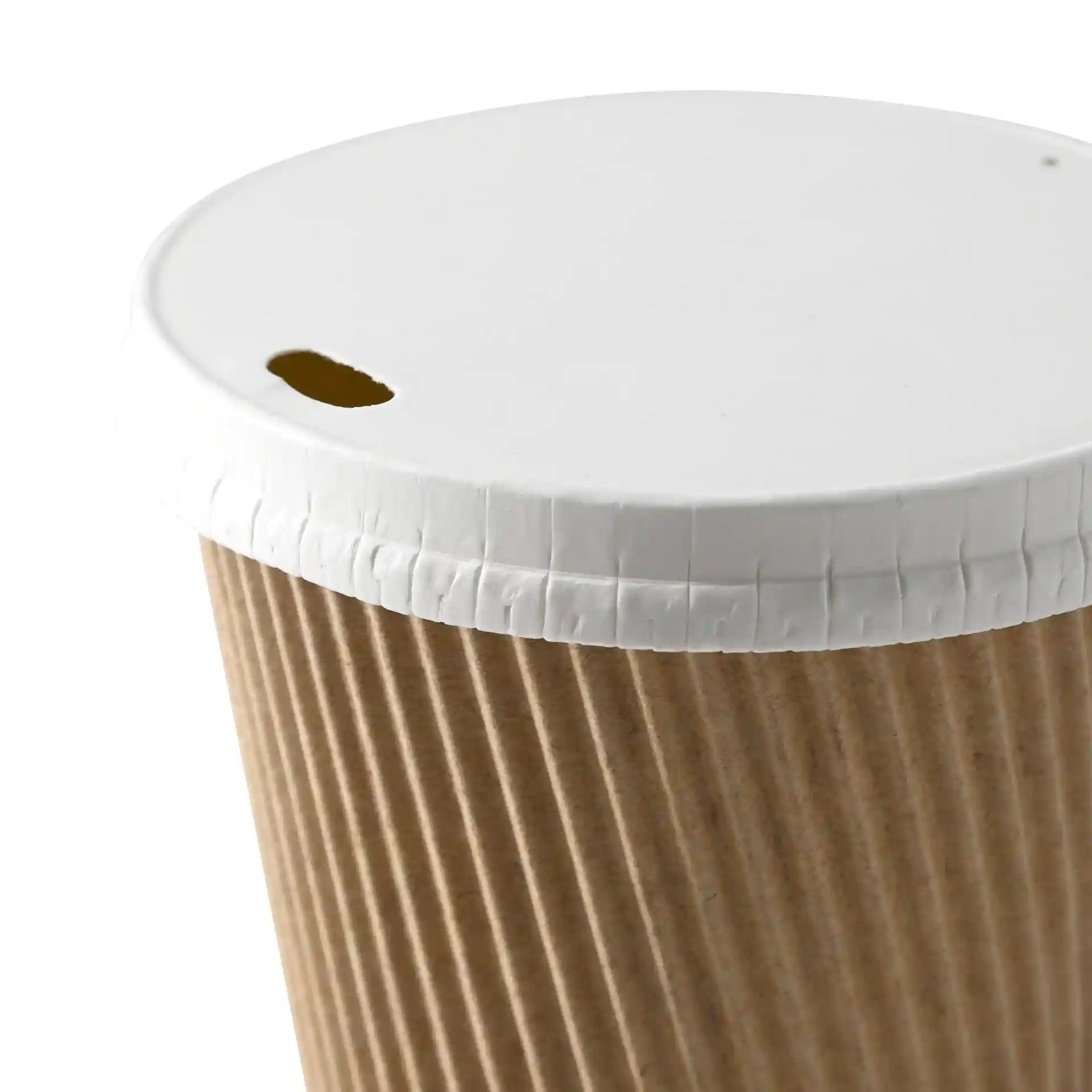 Witte papieren deksel met drinkopening, ontworpen voor een beker met een diameter van 90 mm.