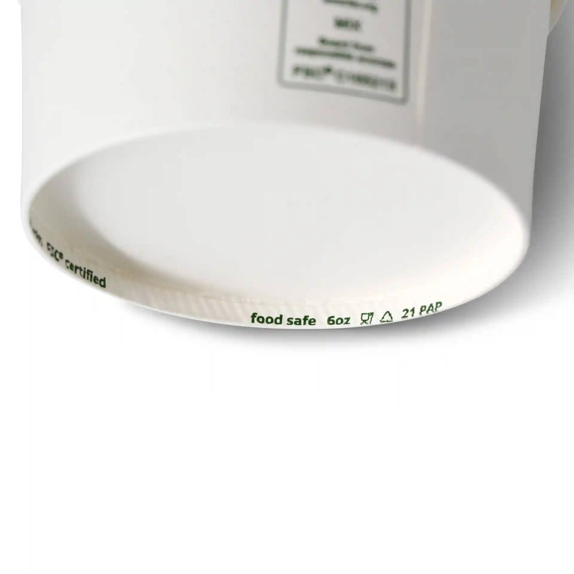 Witte papieren ijsbekers met een diameter van 92 mm en een hoogte van 48 mm, toont de bodem met markeringen.