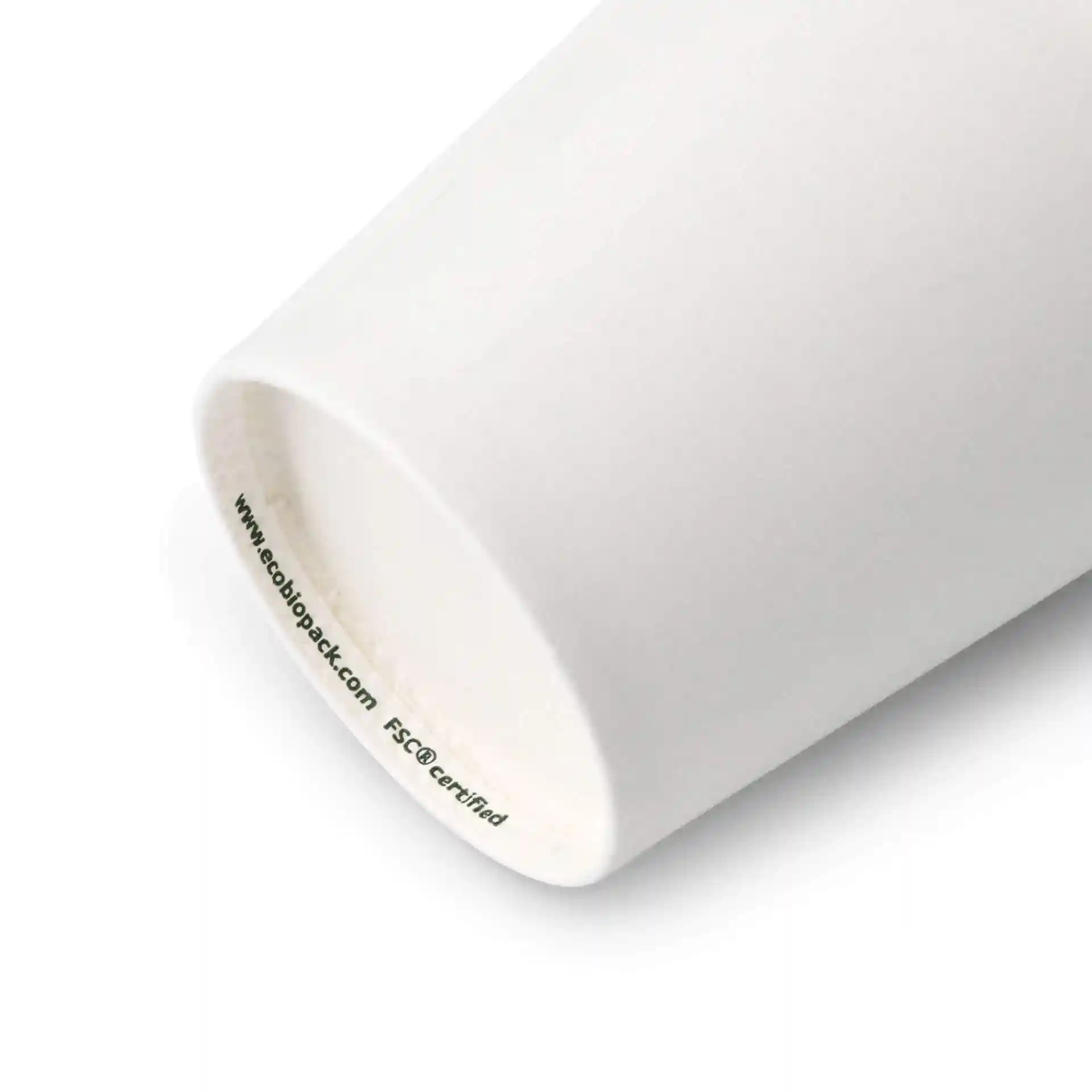 Witte papieren beker met een ronde vorm, toont de binnenrand en een zichtbaar etiket aan de onderkant.