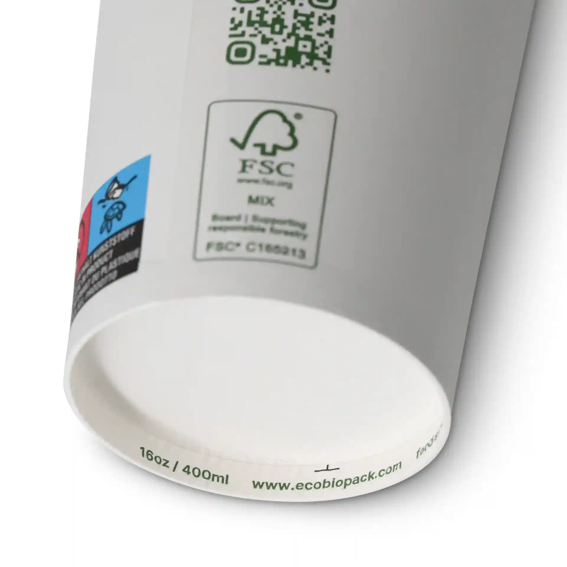 Witte beker met PLA-coating, met een QR-code en verschillende labels aan de zijkant.