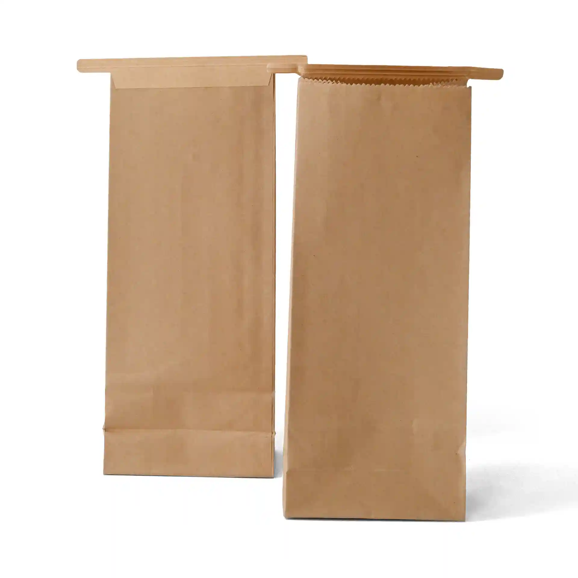 Bruine kraftpapier blokbodemzakken met tinnen sluiting, 9 x 5 x 23,5 cm. Twee zakken getoond, één met een gevouwen bovenkant.