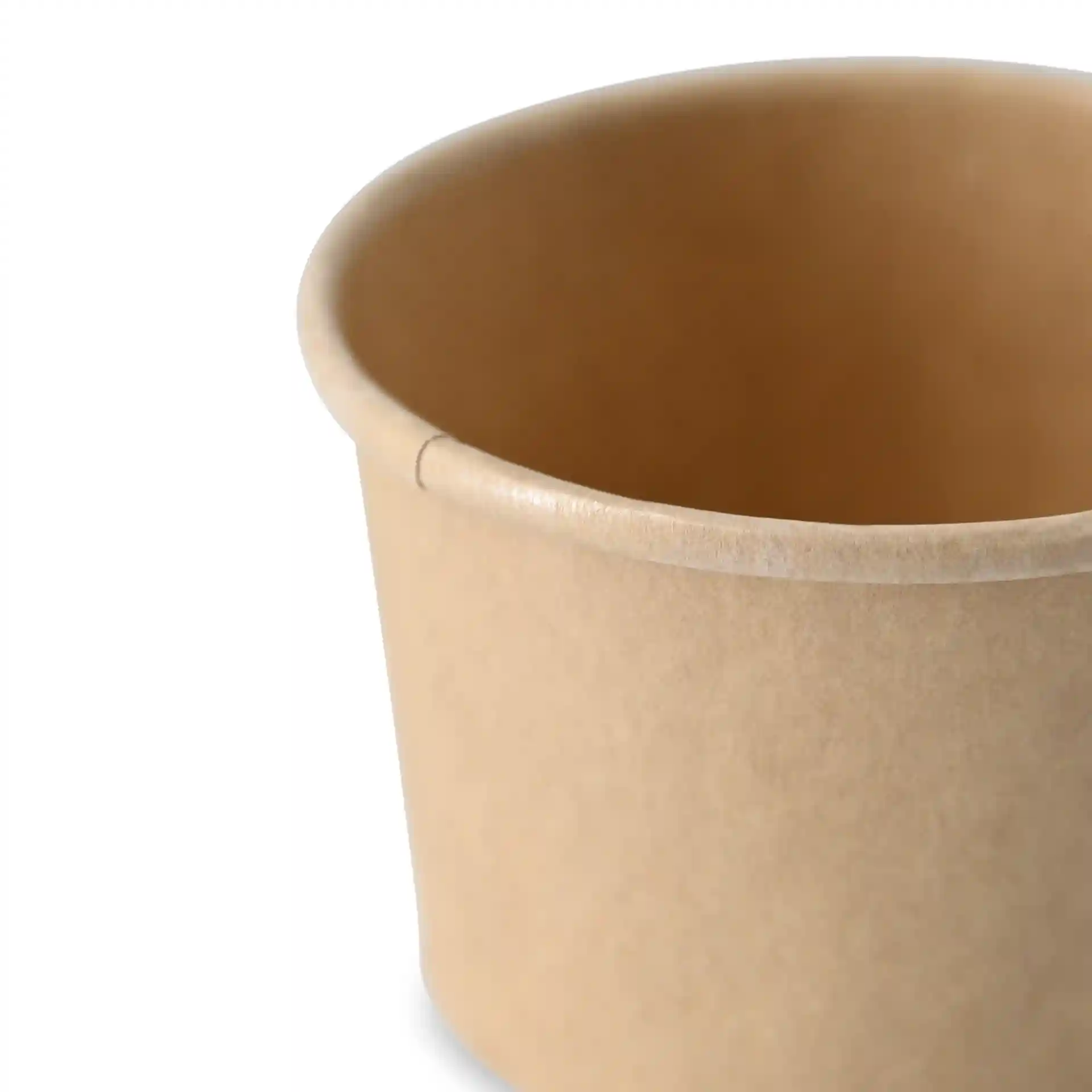 Bruine papieren beker met een diameter van 62 mm en een hoogte van 40 mm, met een gladde rand en een milieuvriendelijke coating.