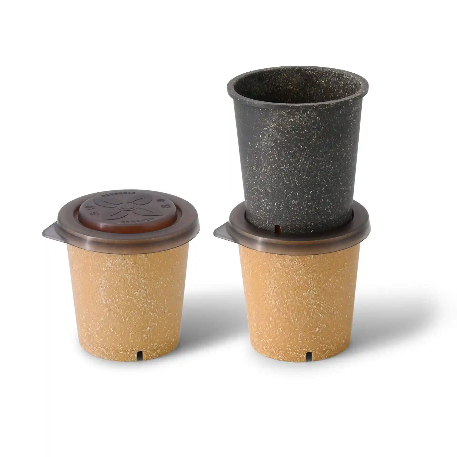 Drie ronde bekers in beige en zwart met een bruine deksel op de bovenste beker, geplaatst op een witte achtergrond.
