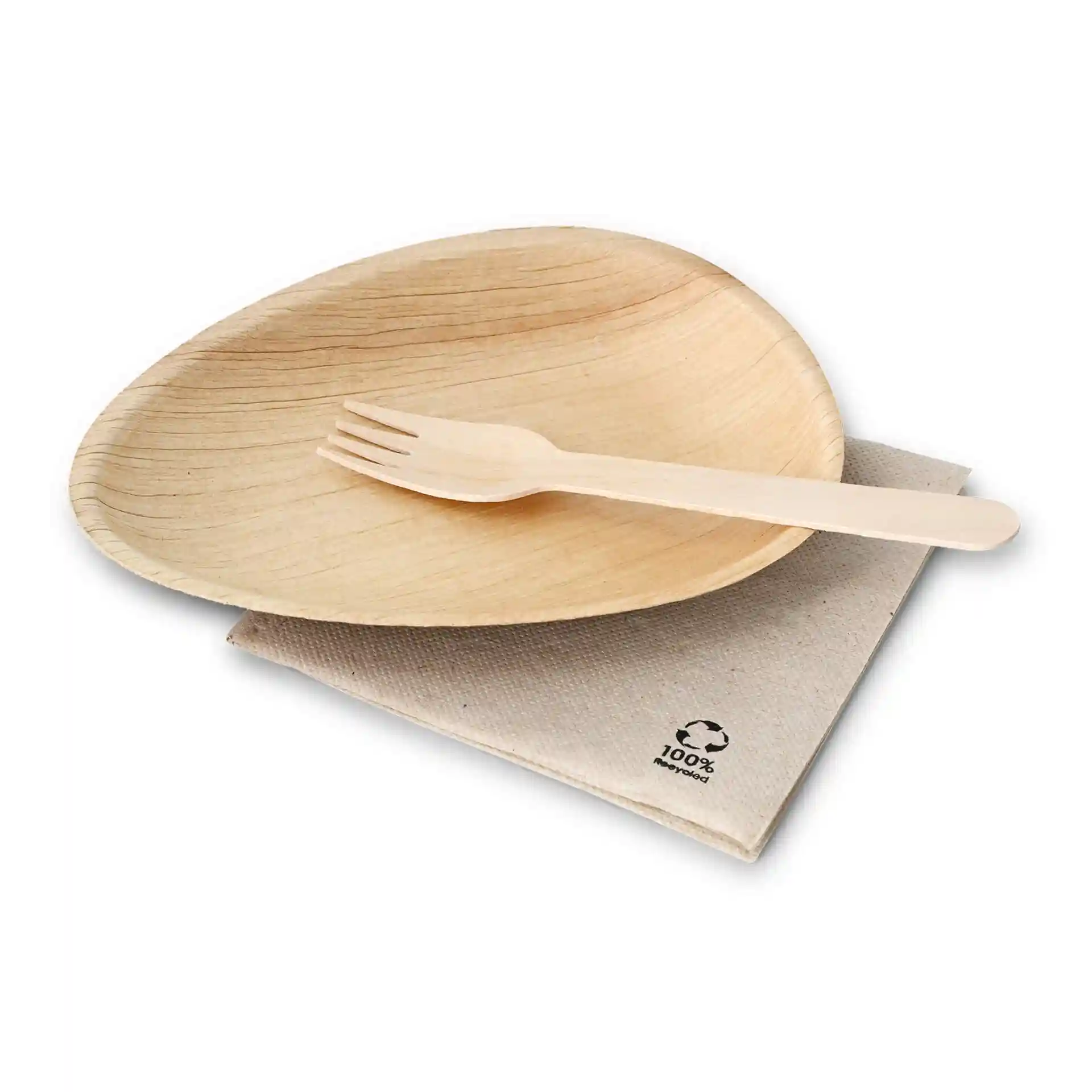 Ovale palmbladplaat met een houten vork op een beige stoffen servet.