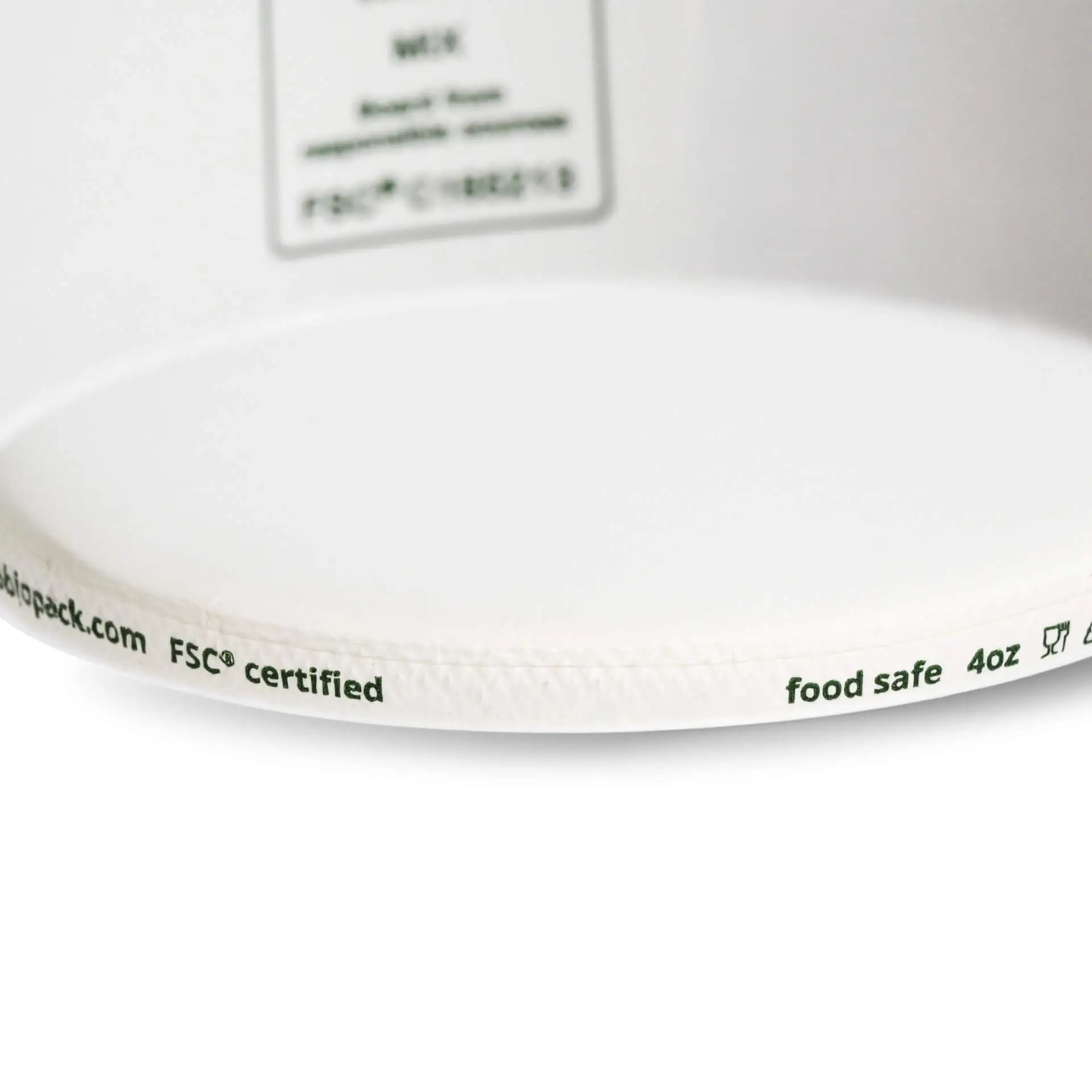 Een witte papieren ijsbekers met merken die aangeven dat het FSC-gecertificeerd, thuis composteerbaar en voedselveilig is.