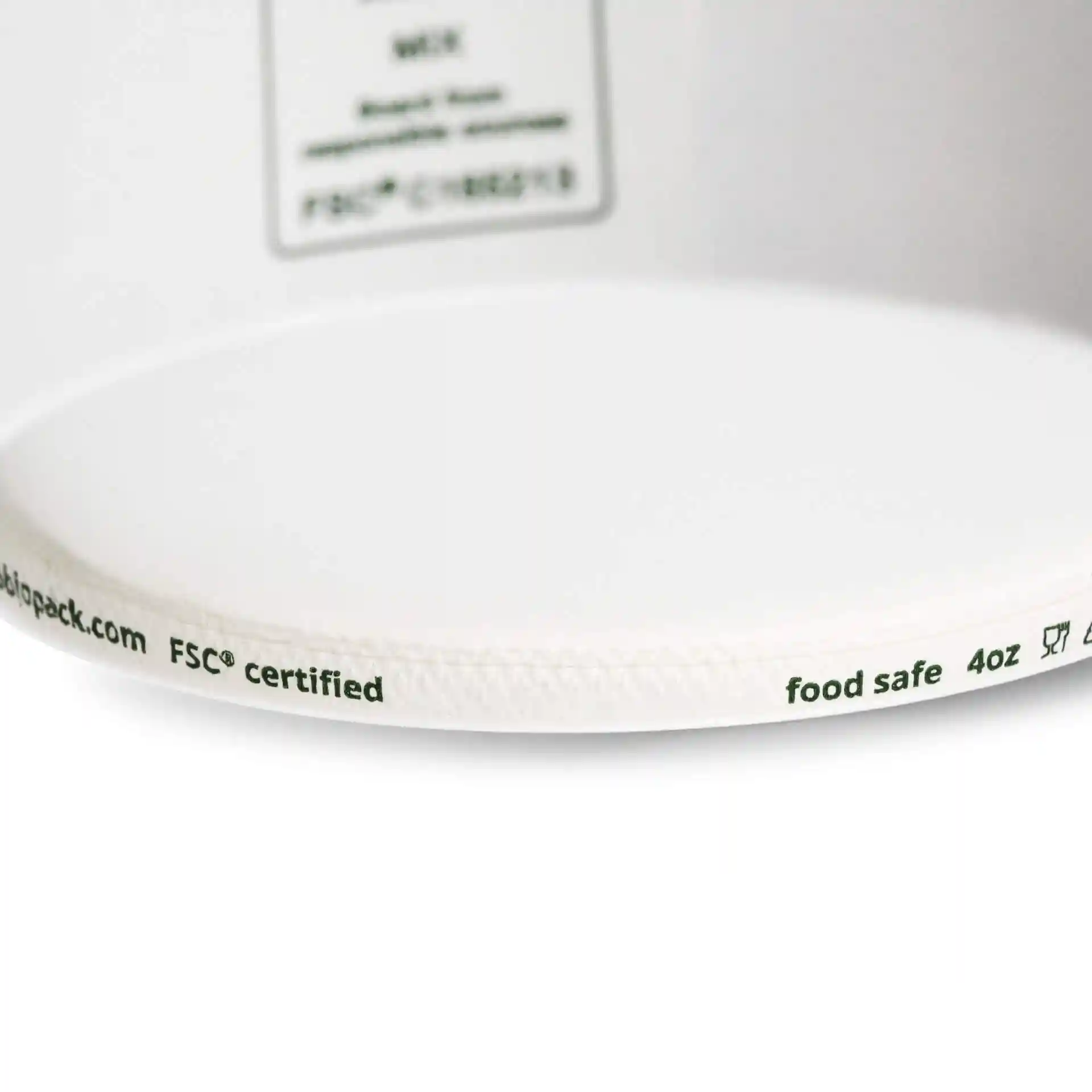 Witte papieren ijsbekers met een diameter van 92 mm en markeringen op de rand voor voedselveiligheid en volume.