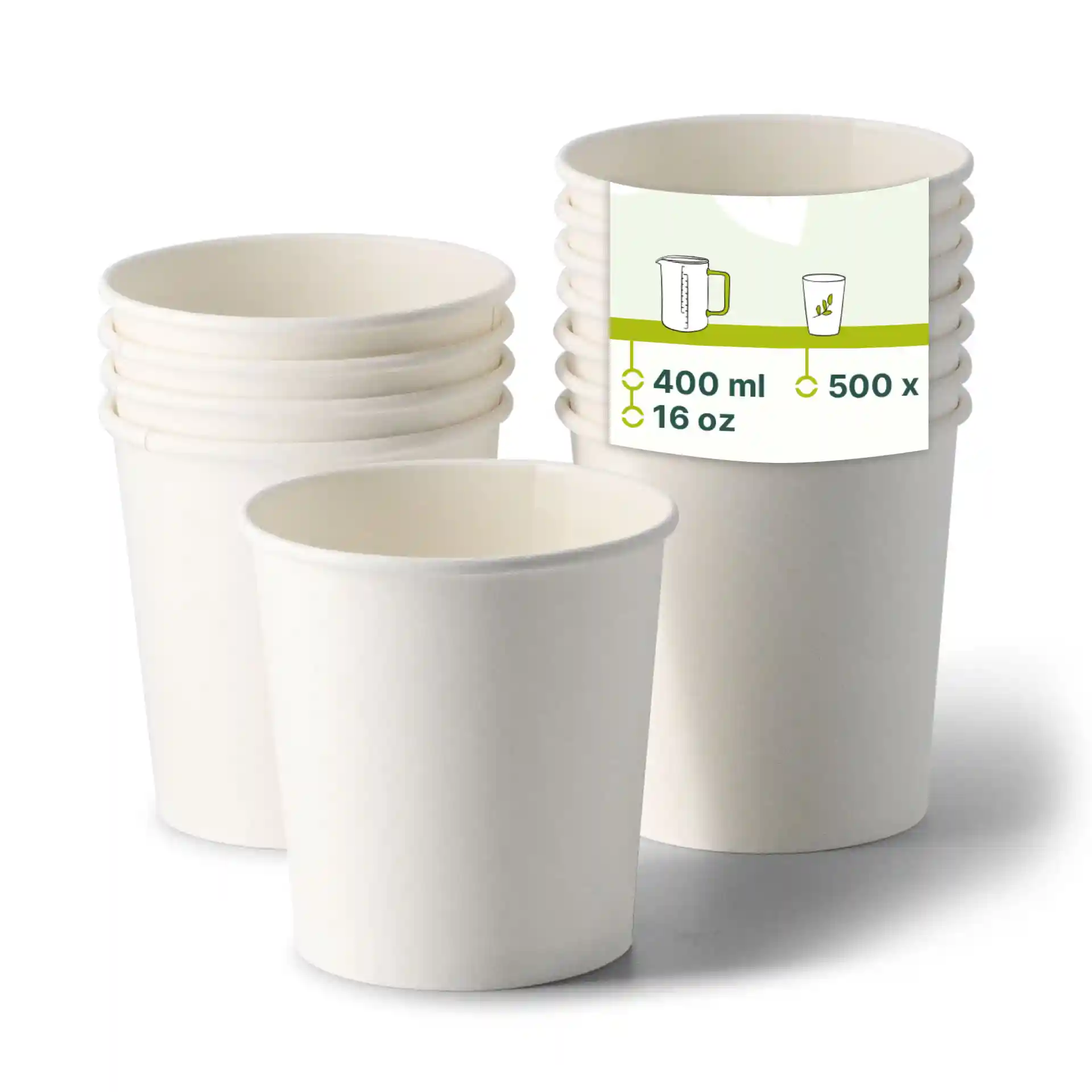 Witte papieren takeaway-soepcontainers gestapeld, met één container vooraan die een label met volume- en hoeveelheiddetails toont.
