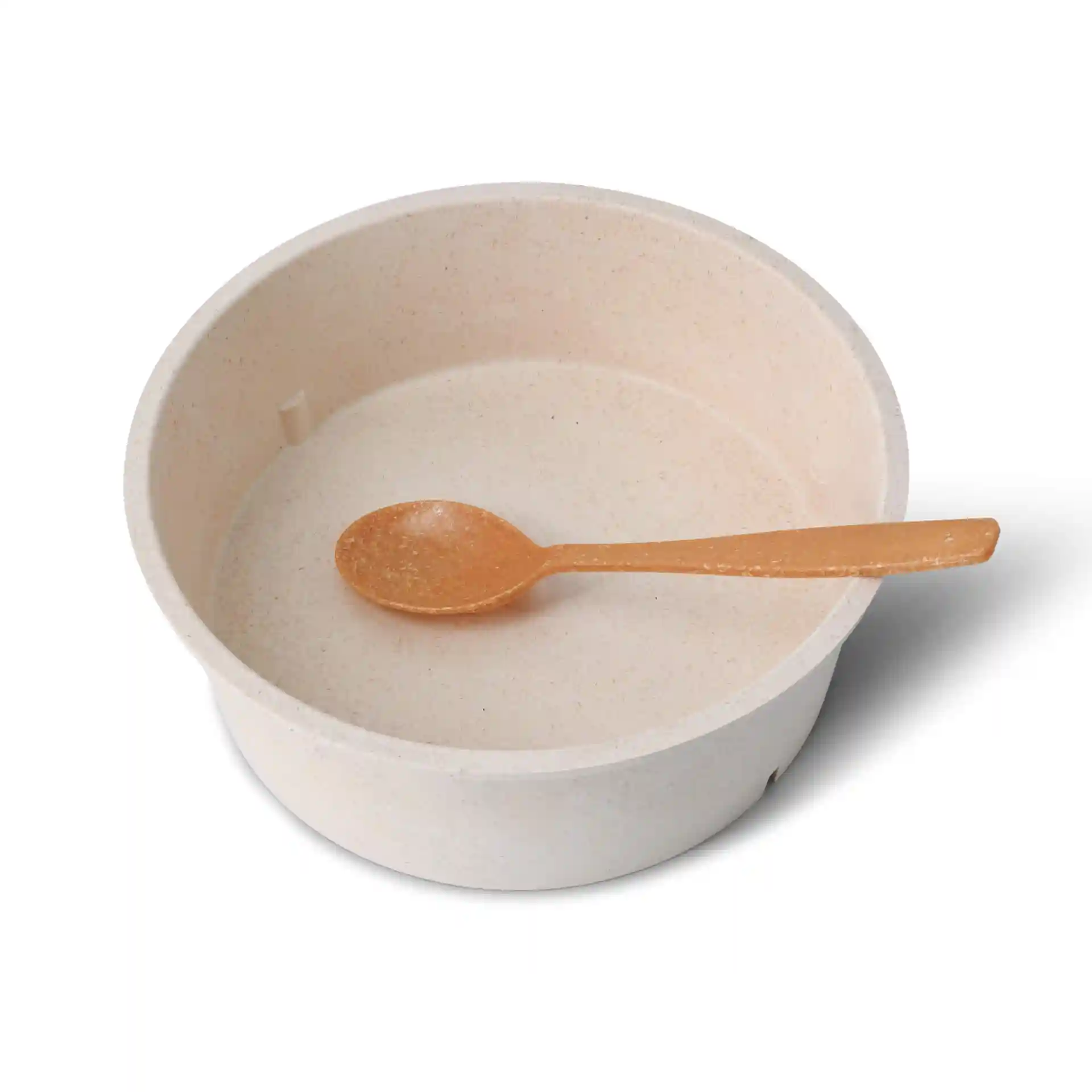 Ronde crème-witte herbruikbare kom met een kleine oranje lepel erin, op een effen achtergrond.