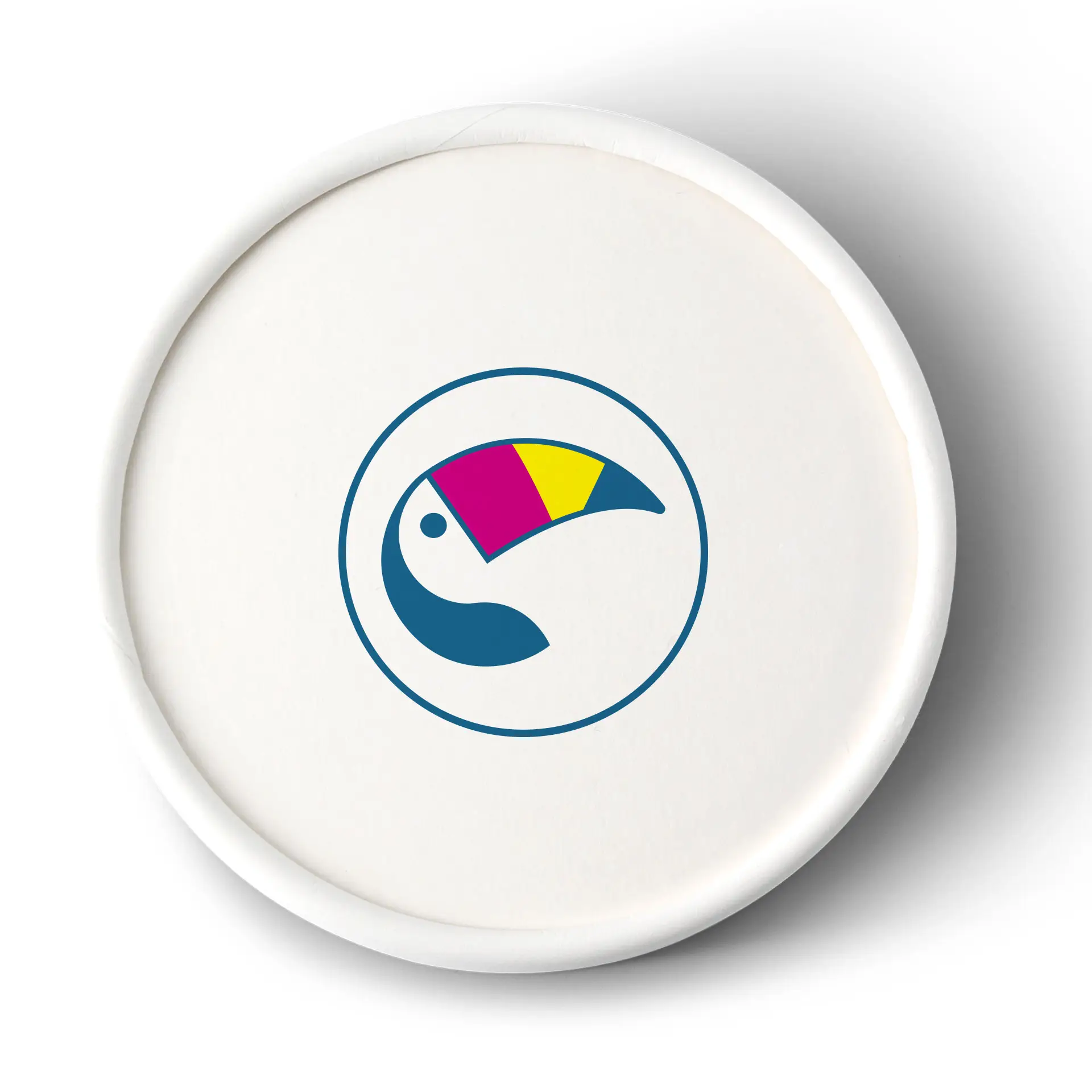 Op maat gedrukt kartonnen deksel voor bekers, met een kleurrijk toekandesign op een witte achtergrond.
