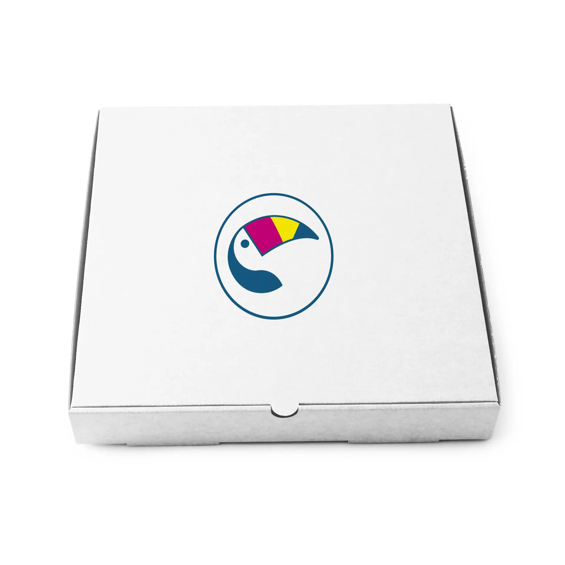 Witte pizzadoos met een rond logo met een kleurrijk toekandesign bovenop.
