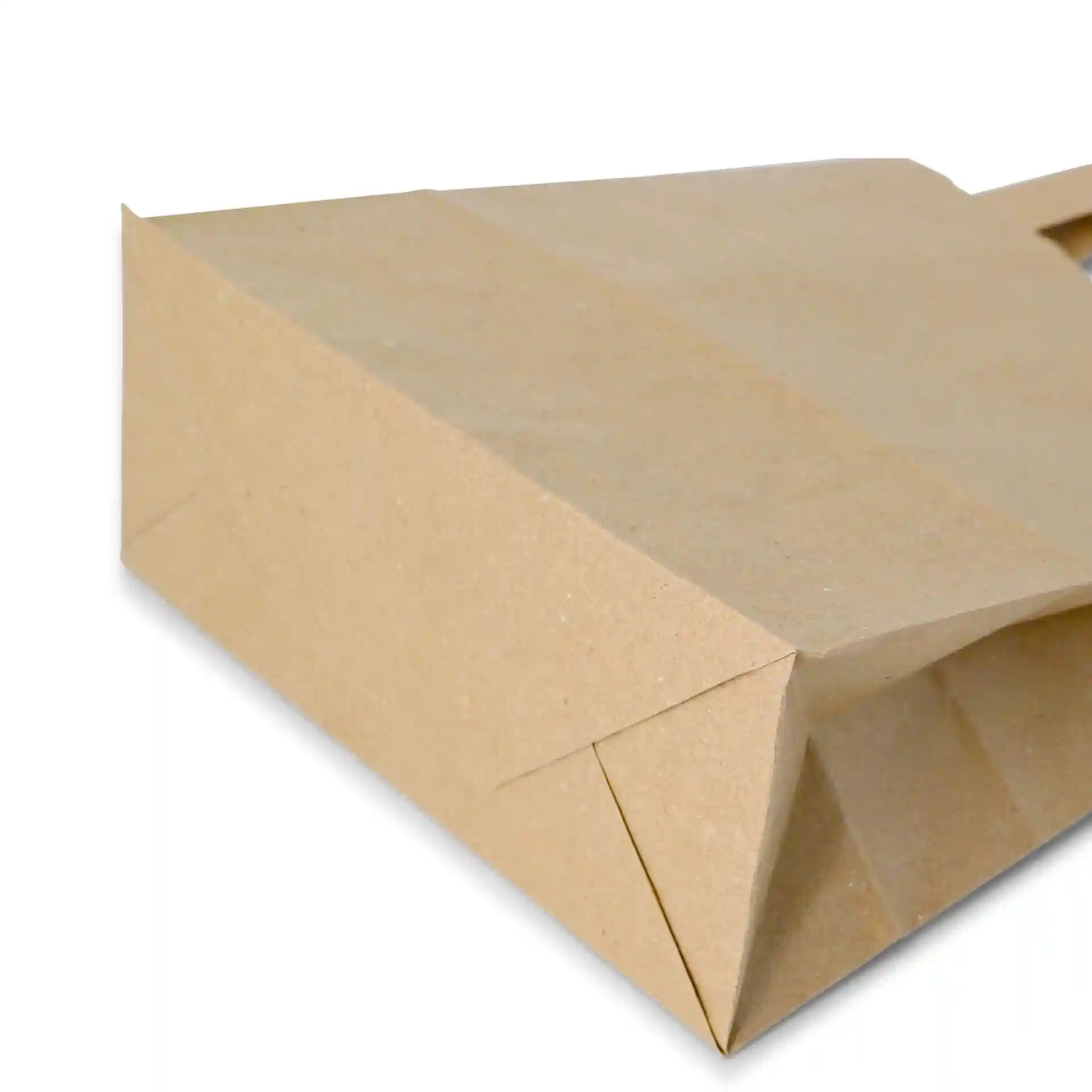Bruine recycling papieren draagtas met een platte bodem en gevouwen randen, 18 x 8 x 22 cm groot.