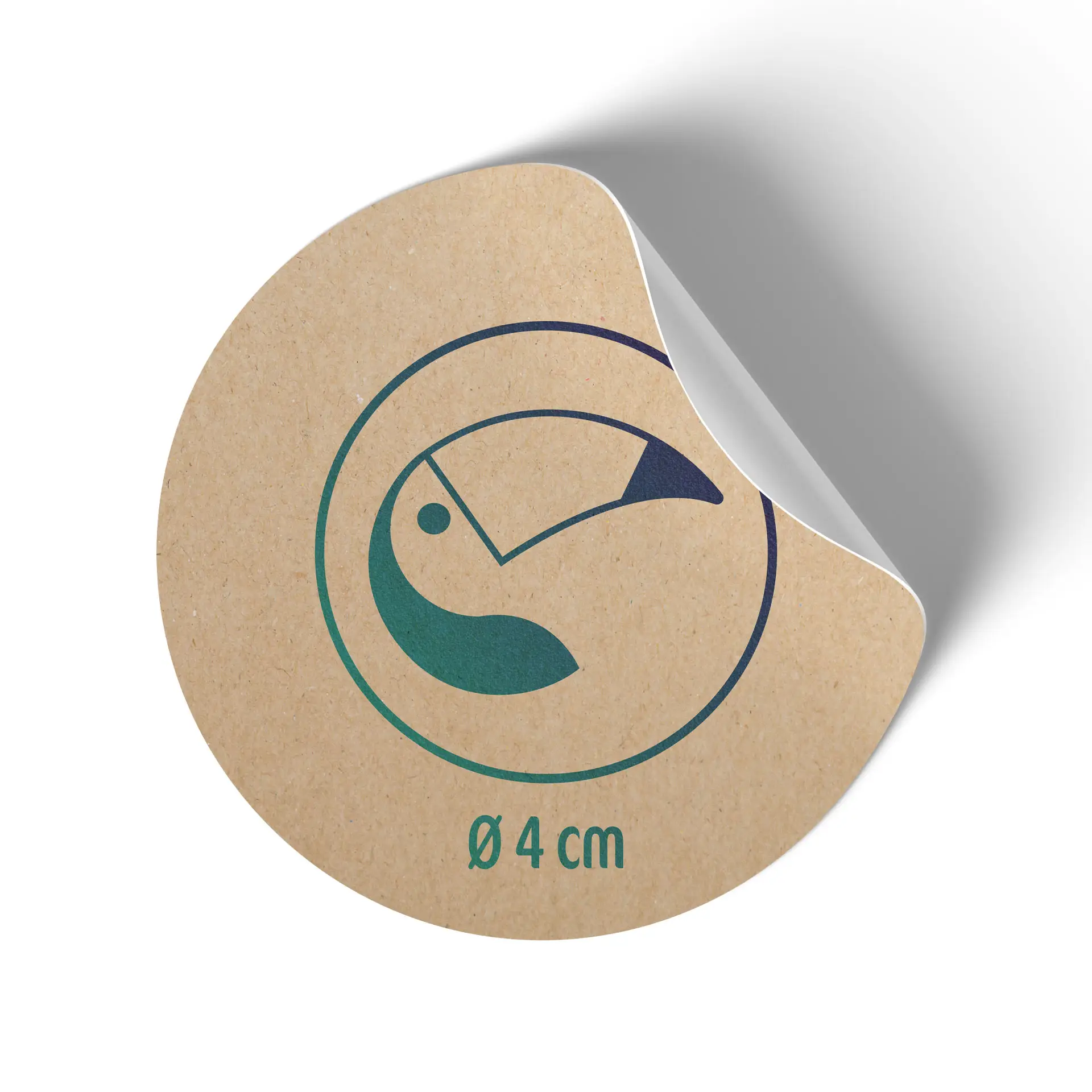 Rond kraftpapier etiket met een toekan ontwerp, met een diameter van 4 cm, met een gedeeltelijk losgetrokken hoek.