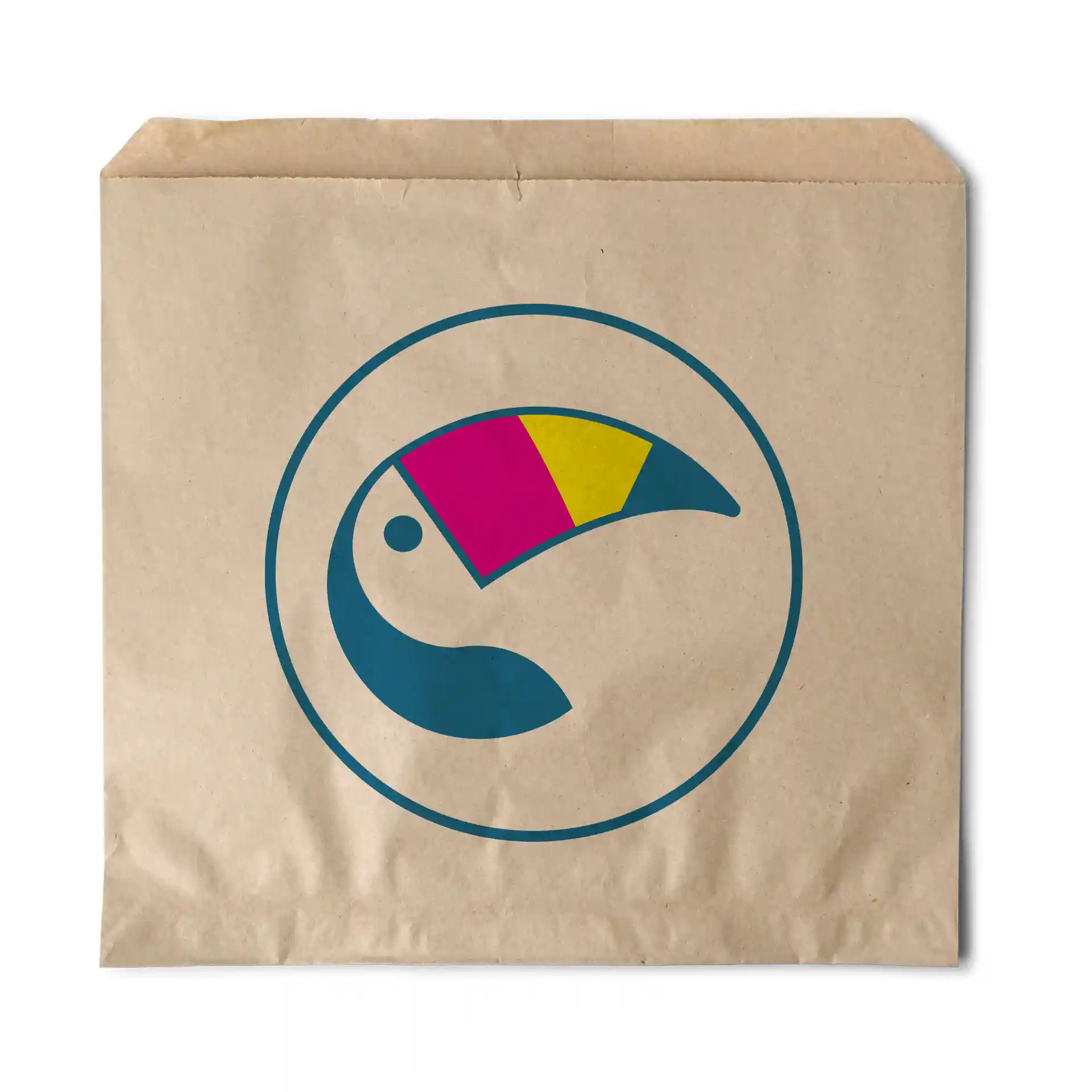 Bruine platte tas met een cirkelvormig ontwerp en een gestileerde vogel in blauw, roze en geel.