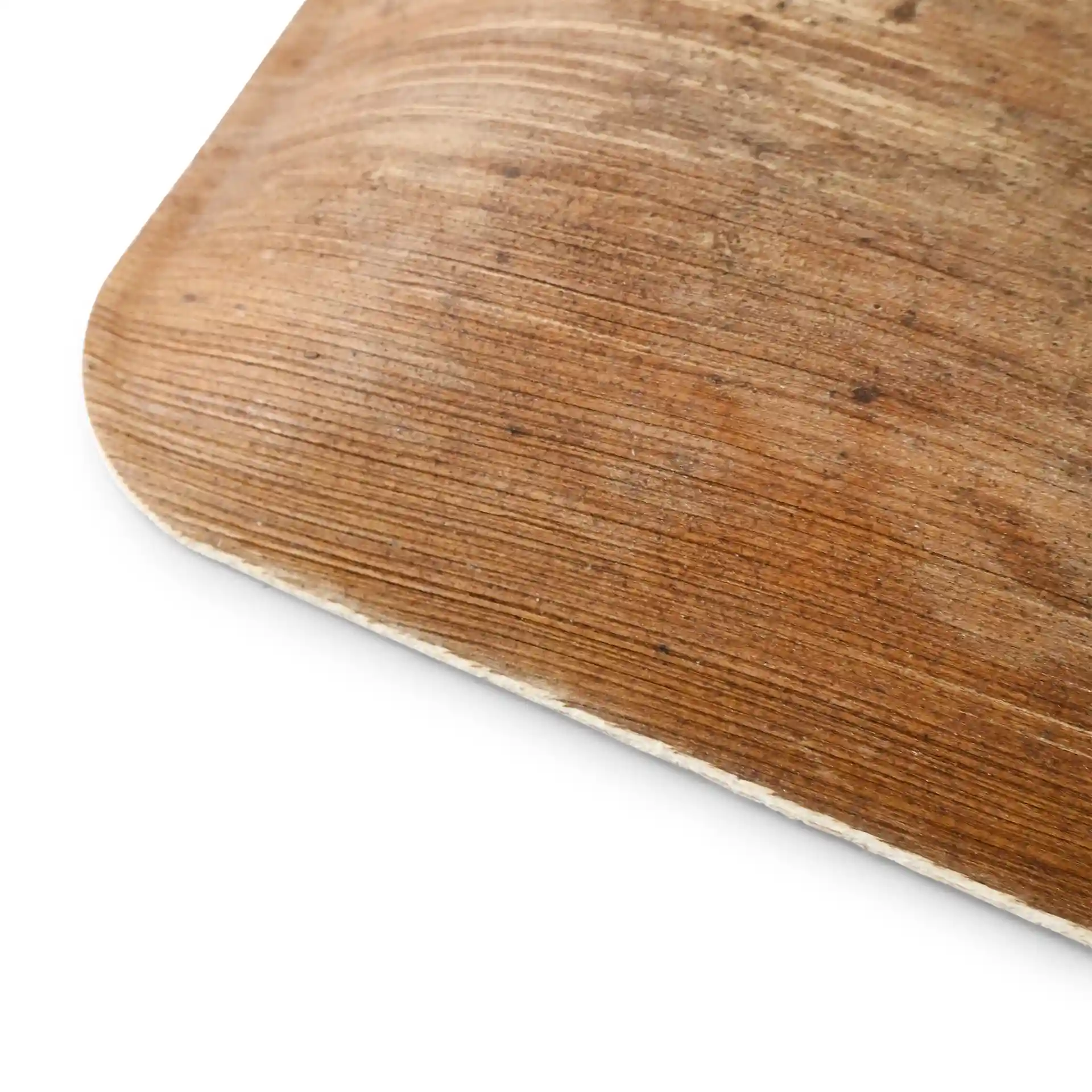 Close-up van een vierkant palmblad bord met een gestructureerd oppervlak en ronde randen.