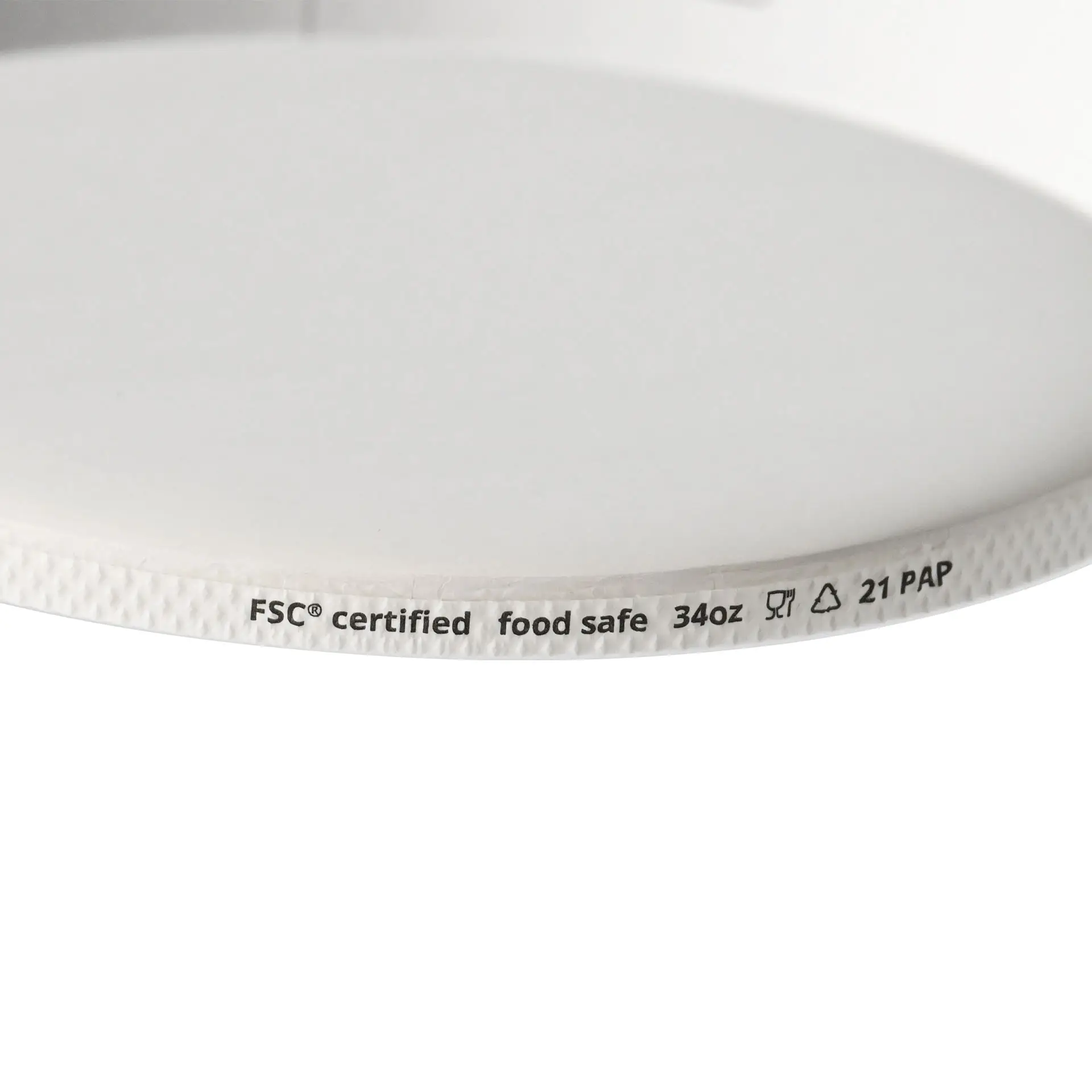 Witte papieren saladeschaal met PE-coating, 800 ml capaciteit, met gelabelde markeringen op de rand.