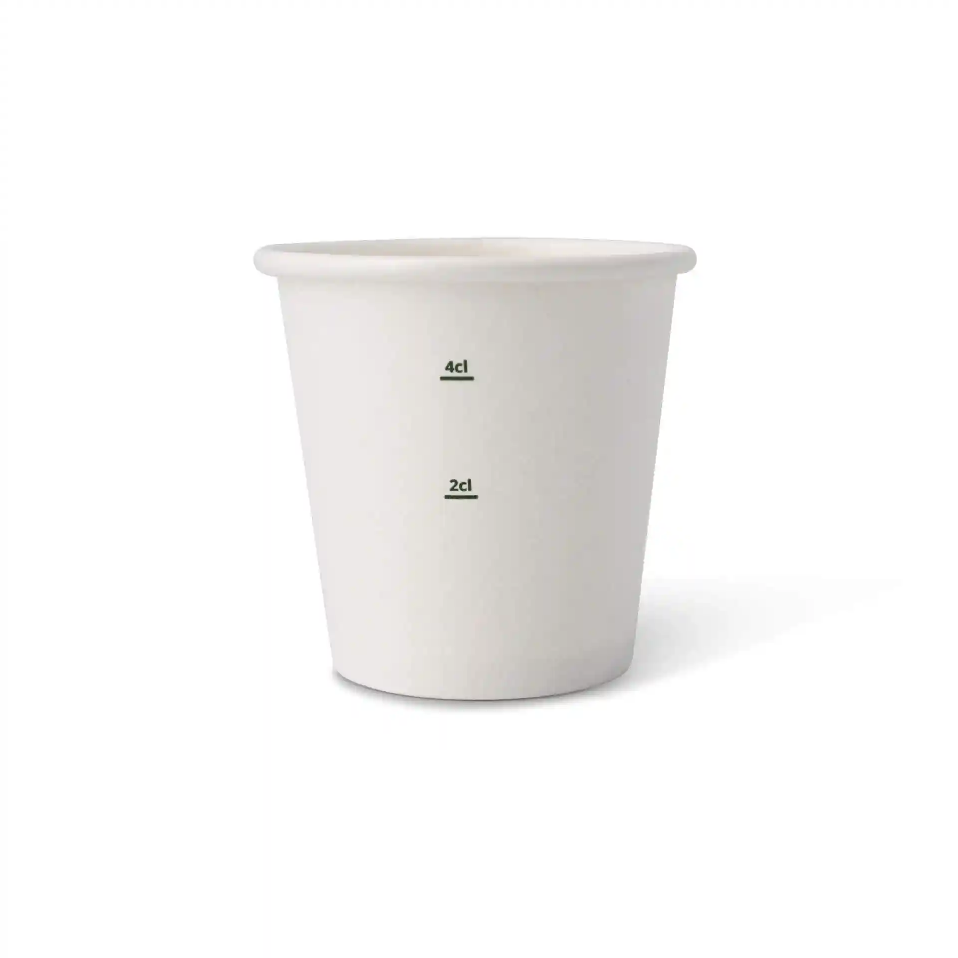 Witte papieren beker met meetmarkeringen voor 2 cl en 4 cl, ronde vorm, gemaakt van karton.