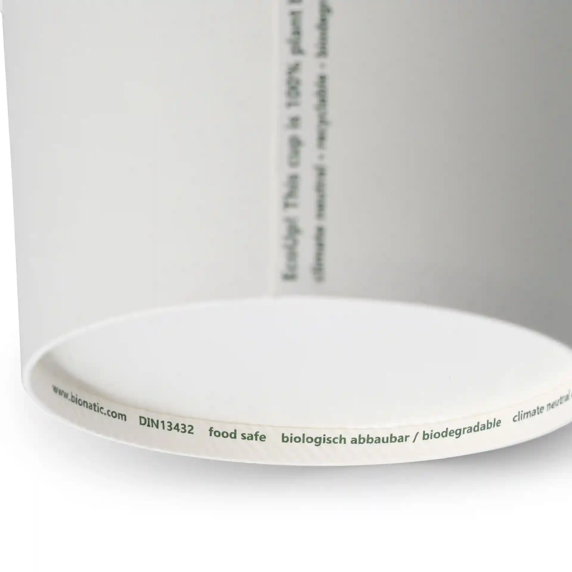 Witte papieren soepcontainer met een ronde vorm, met een label en markeringen aan de onderrand.